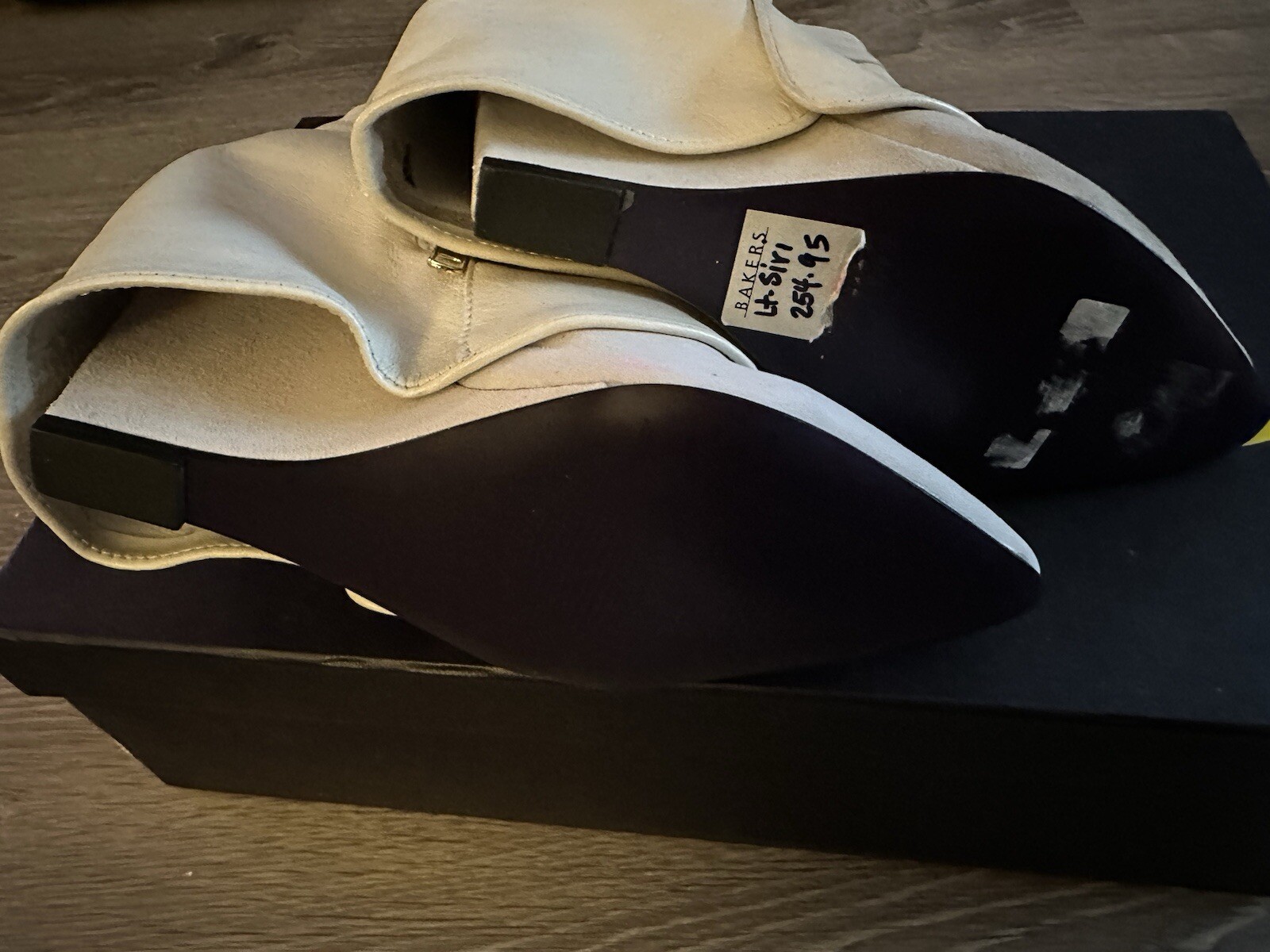 London Trash Siri Cuffed Ankle Boot Wedge Flap White Size 6