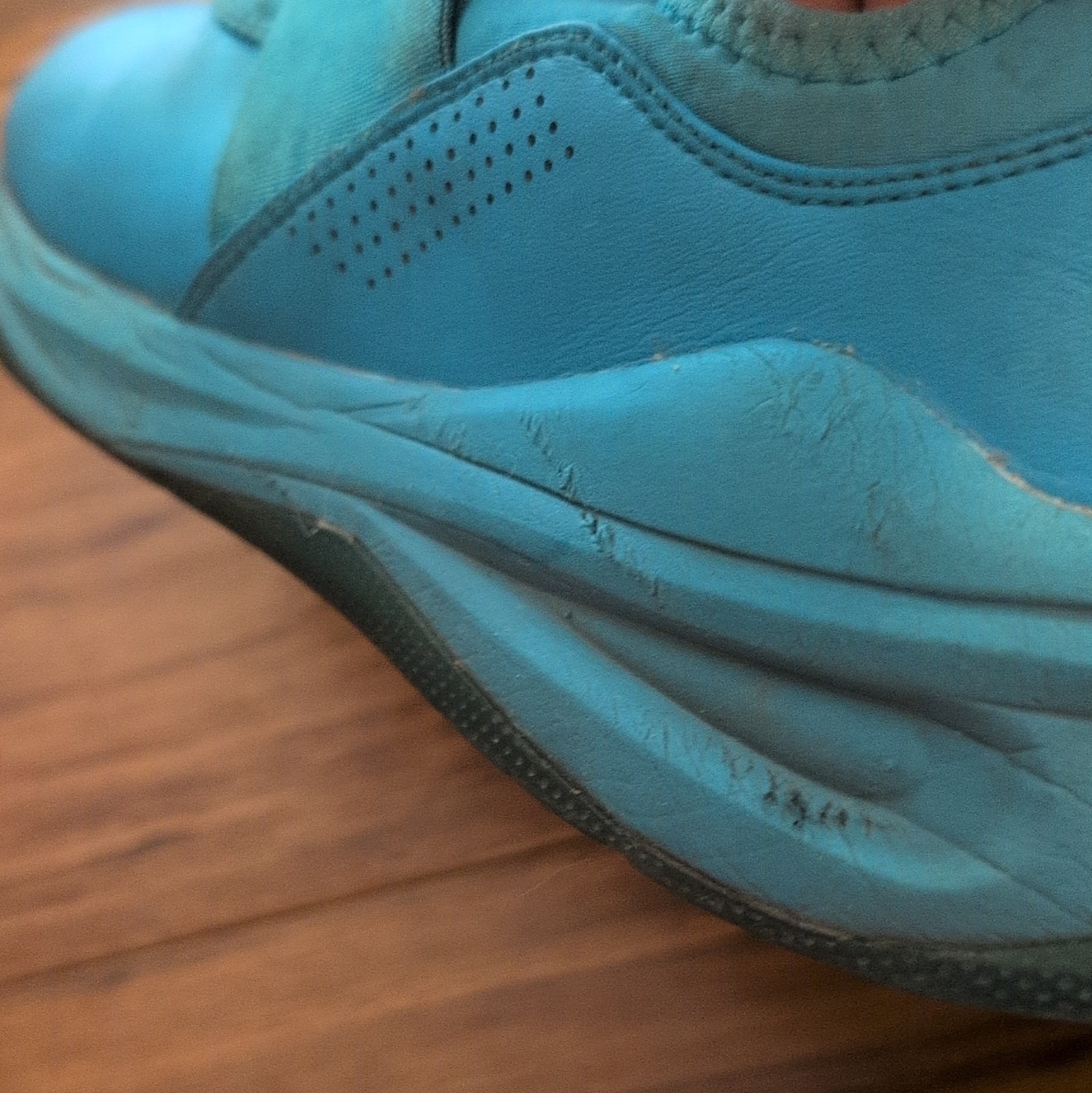 Clove Women’s Solo, Neon Blue, Woman’s Size 8