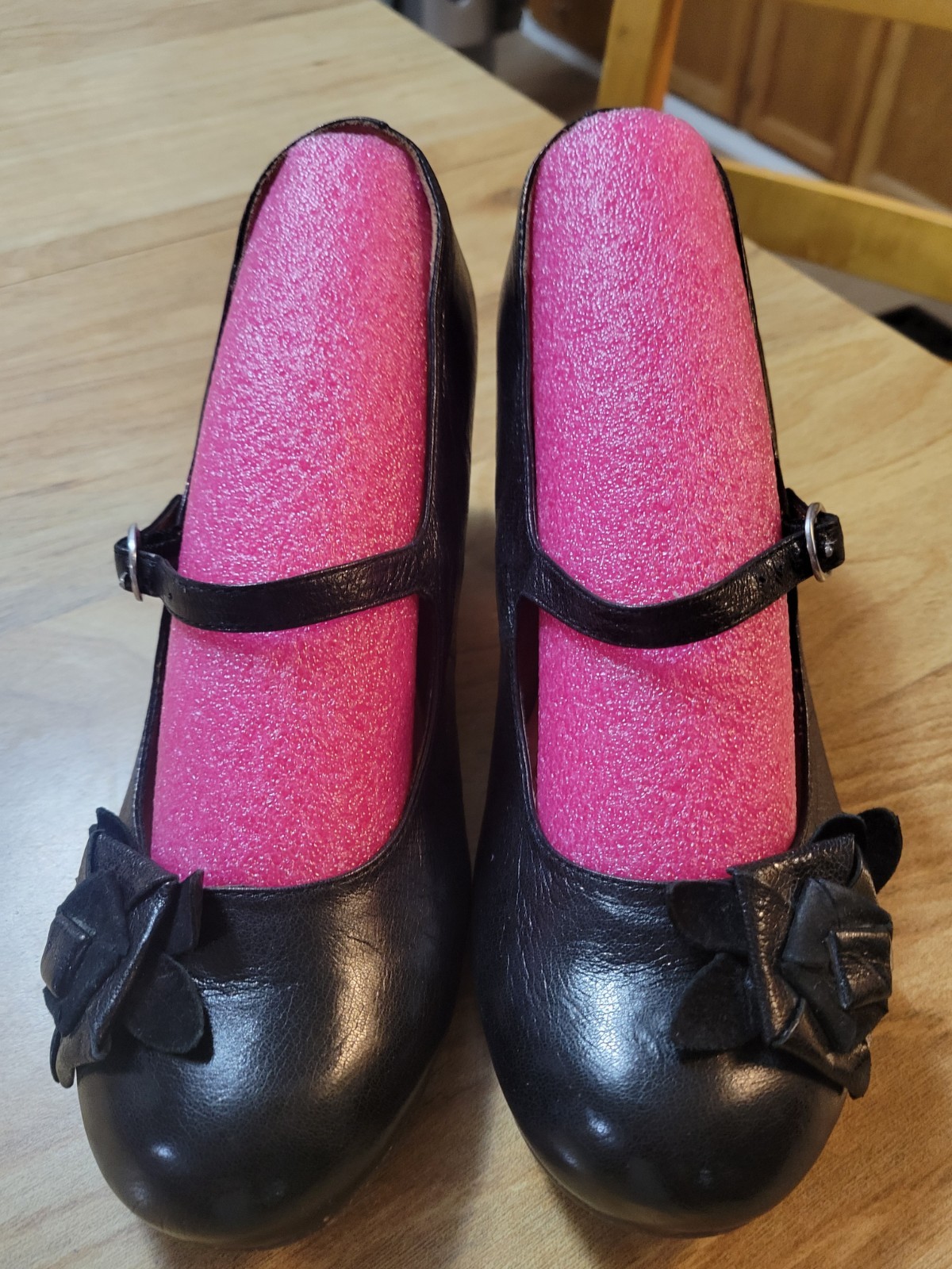 Black Leather Shallow Toe Mary Jane Style Pump By NAYA sz 9-W. Immaculate Condtn