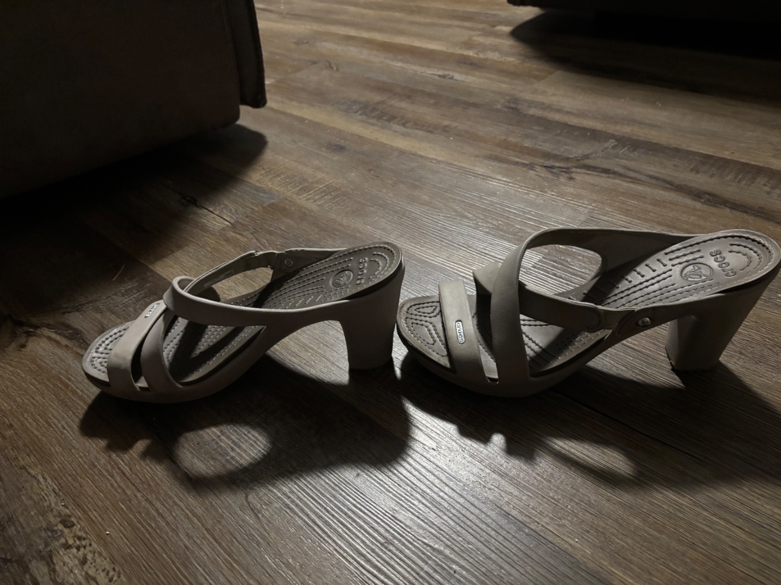 crocs cyprus high- heeled strappy sandal size 9 grey