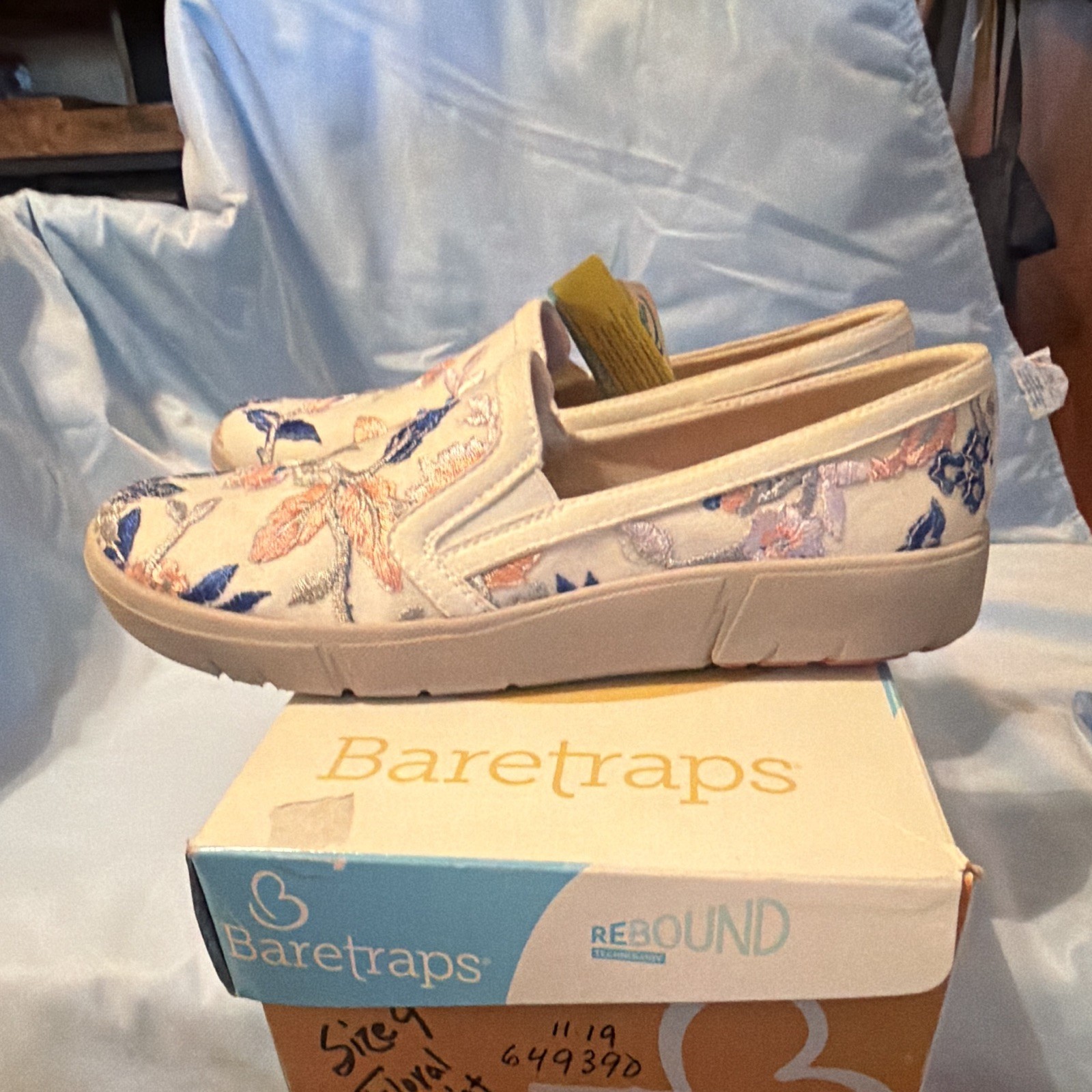 Baretraps Rebound Women’s Slip-On Flat Canvas Embroidered Floral White 9M