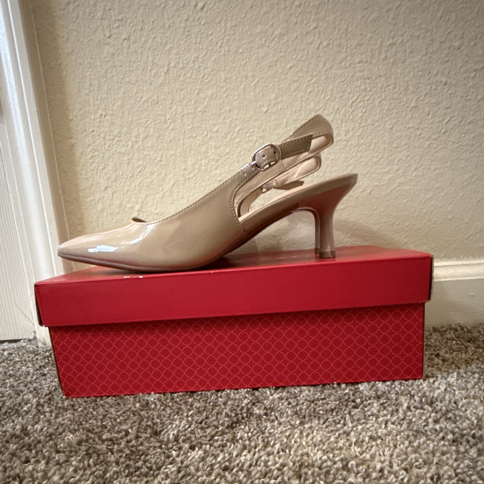 Kelly & Katie Women’s Beige Patent Leather Slingback Pointed Toe Kitten 7.5
