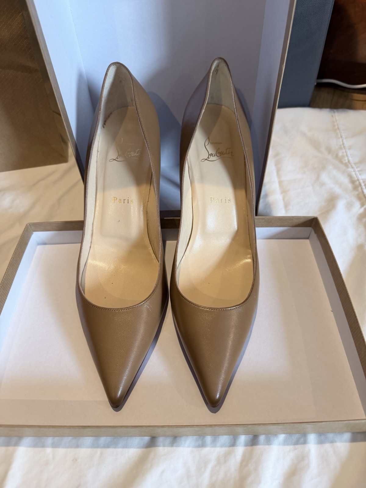 Christian Louboutin Apostrophy Pump 3.3” (85mm) in Hazelnut EU 40 US 9 with Box