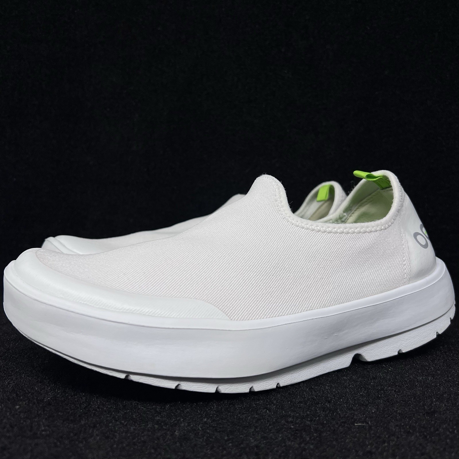 OOFOS OOmg eeZee Women’s Size 8.5 All White Casual Recovery Slip Ons.