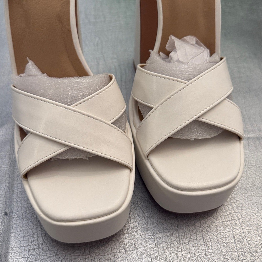 NWT Chase & Chloe White Platform Heel Sandals size 7.5