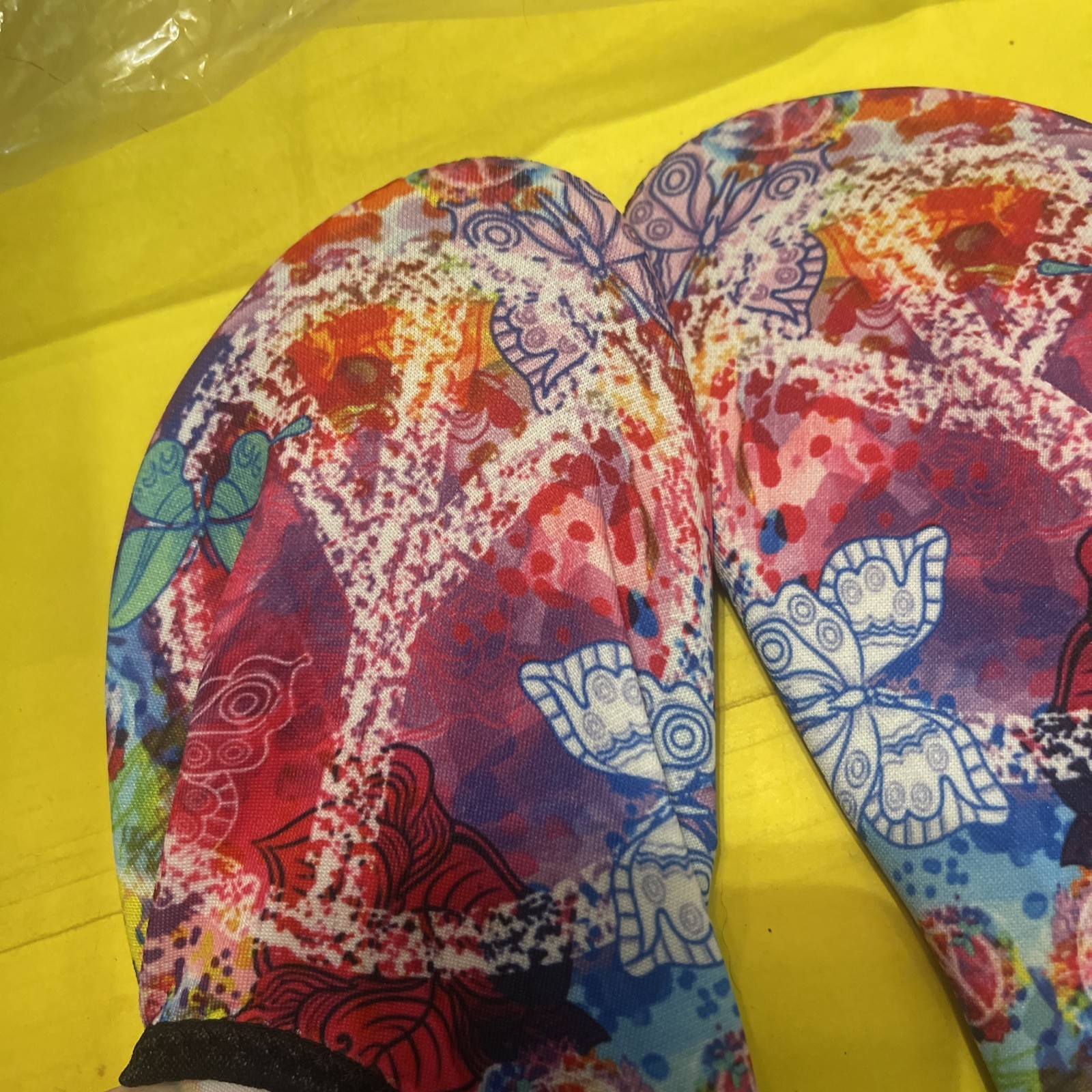 Yes We Vibe Womans Water Shoes New 5M / 6M Size Pink Peace Symbol