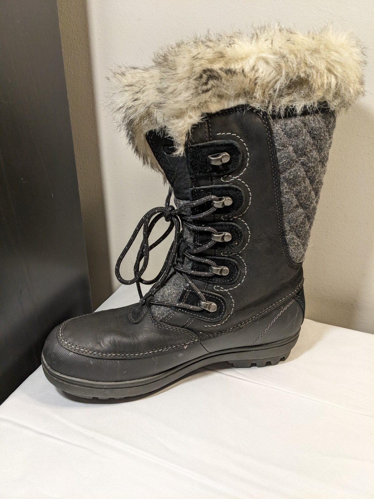 Helly Hensen Winter Snow Boots – Mimatched Sized – US Womens Left 7 & Right 8