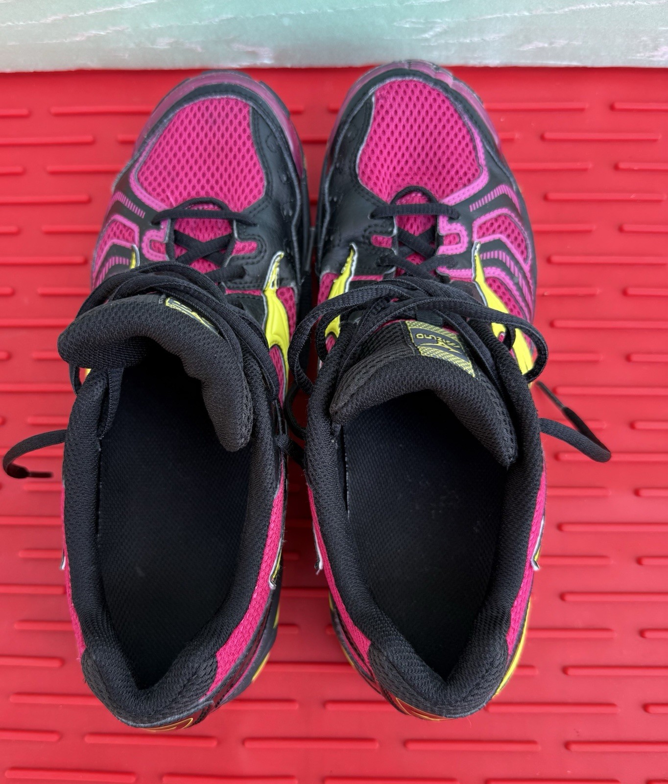 Mizuno Wave Bolt 2 Running Shoes Sneakers Womens Size 10 Lightweight Sneakers.