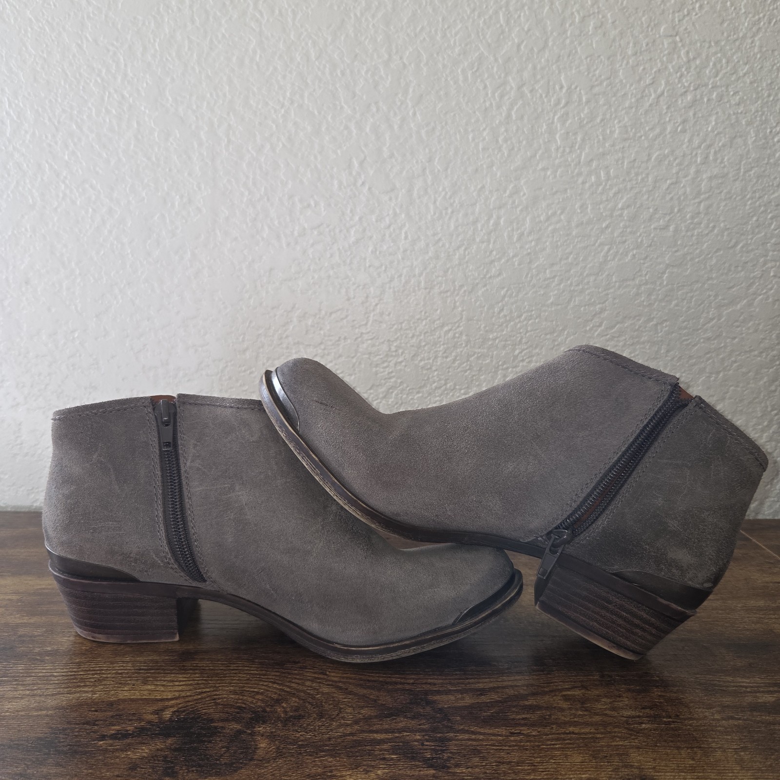 Lucky Brand Low Ankle Metal Detail Grey Western Suede Bootie US 8M 38 Women’s