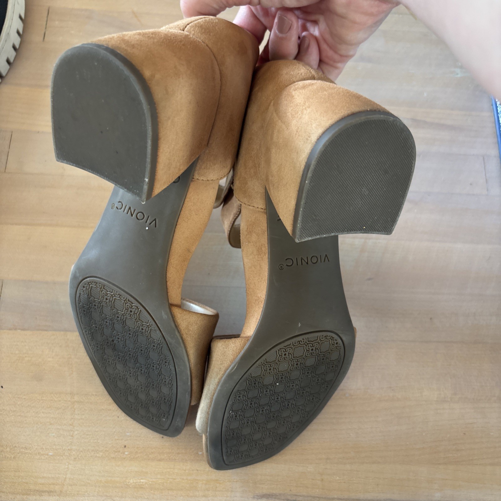 Vionic Chardonnay Suede Block Heel