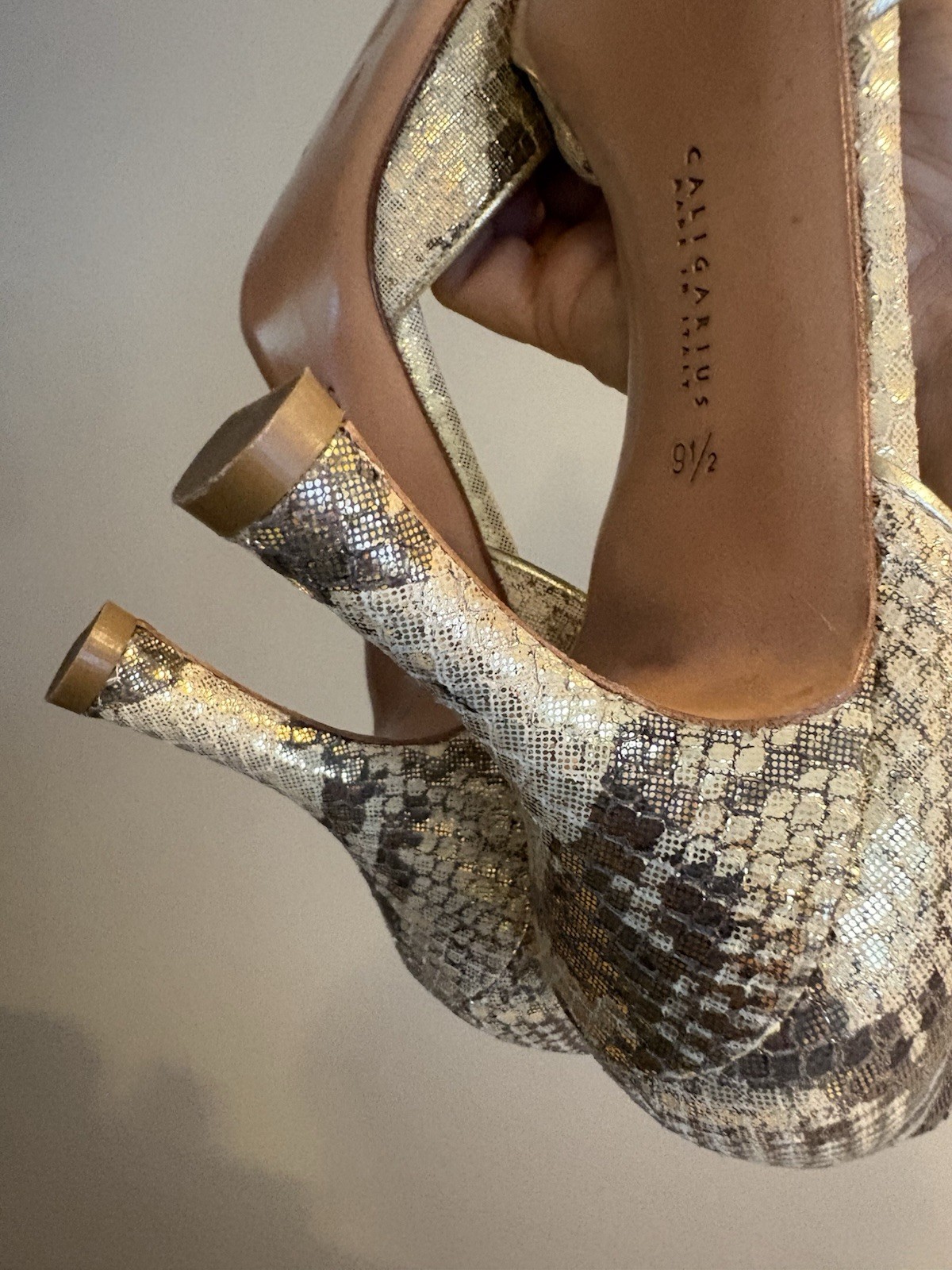 Caligarius Made In Italy Golden Faux Snake Texture Sz 8/9.5 Point Toe 3.25” Heel