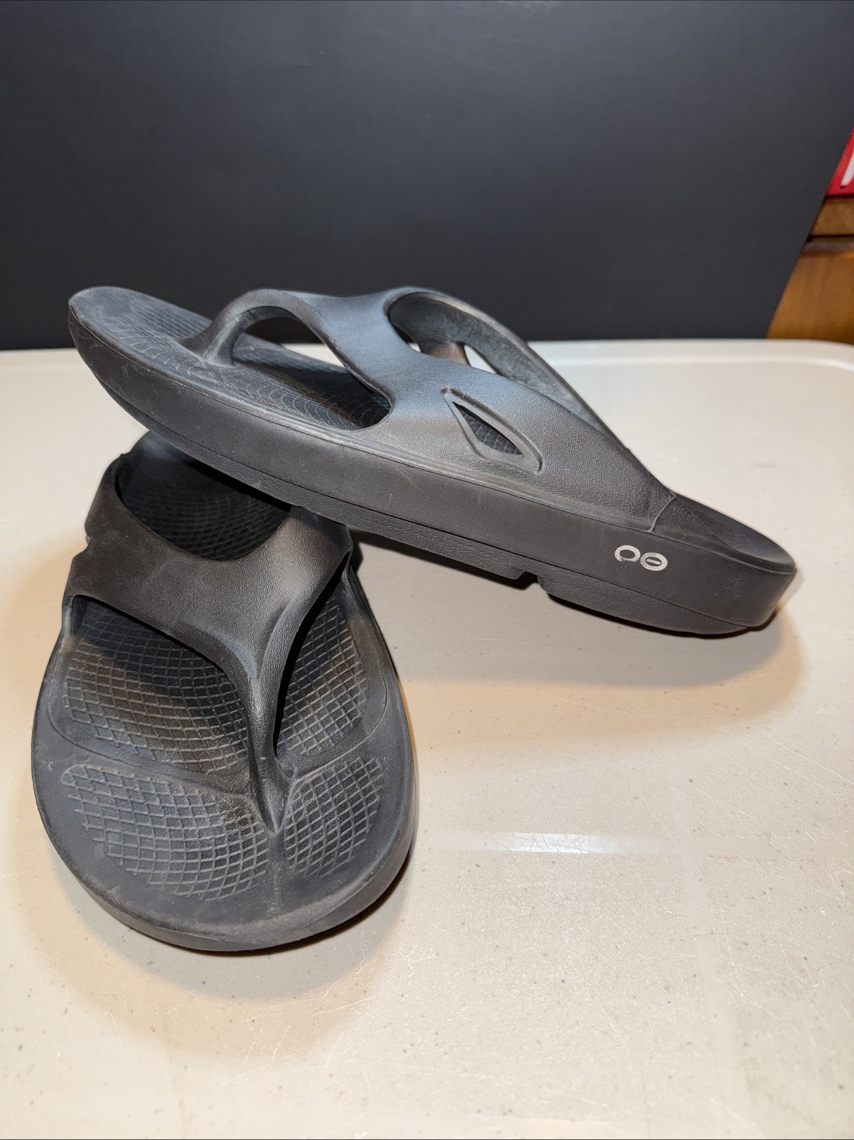 OOFOS flip flop Sandal Lightweight Recovery Footwear Reduces Stress Shoe M10 W12