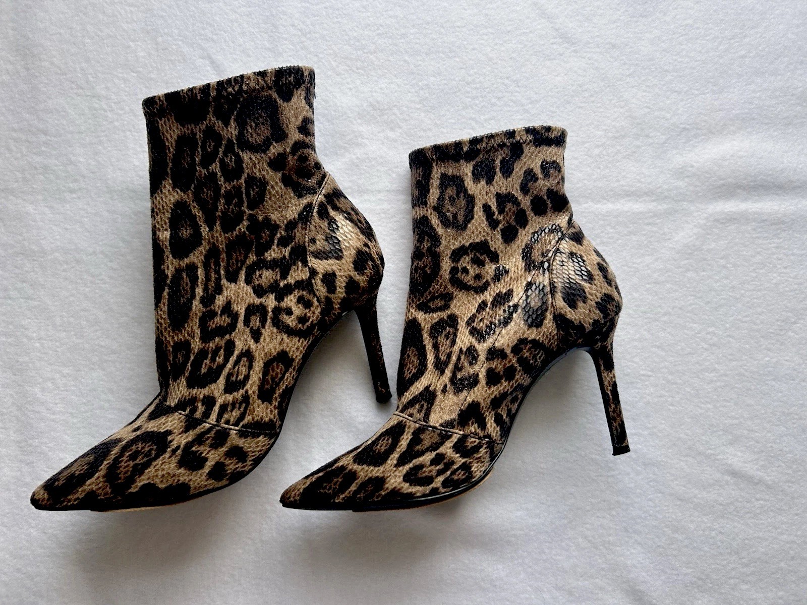 Charles David leopard print, animal print/ ankle 4’ high heel booties size 6.5