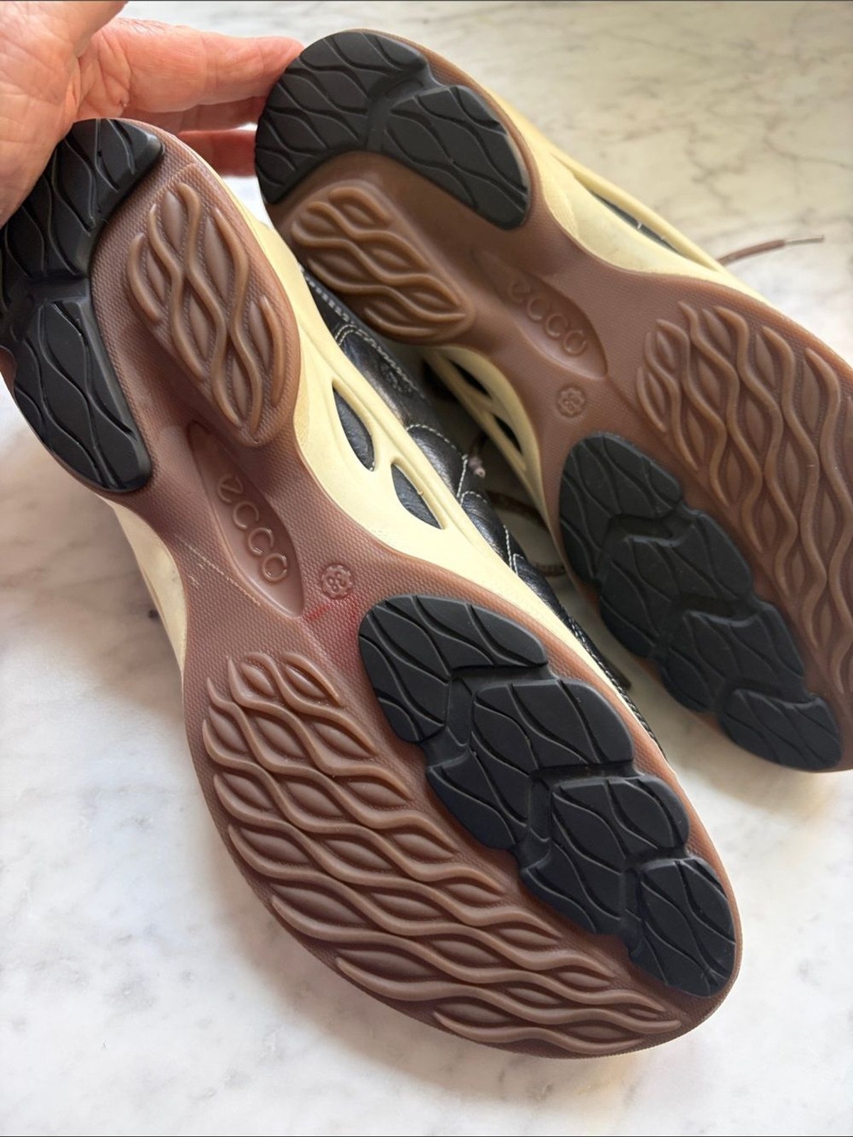 ECCO Biom YAK Women’s Black Leather Training Sneakers size EUC 38 US 7/7 1/2