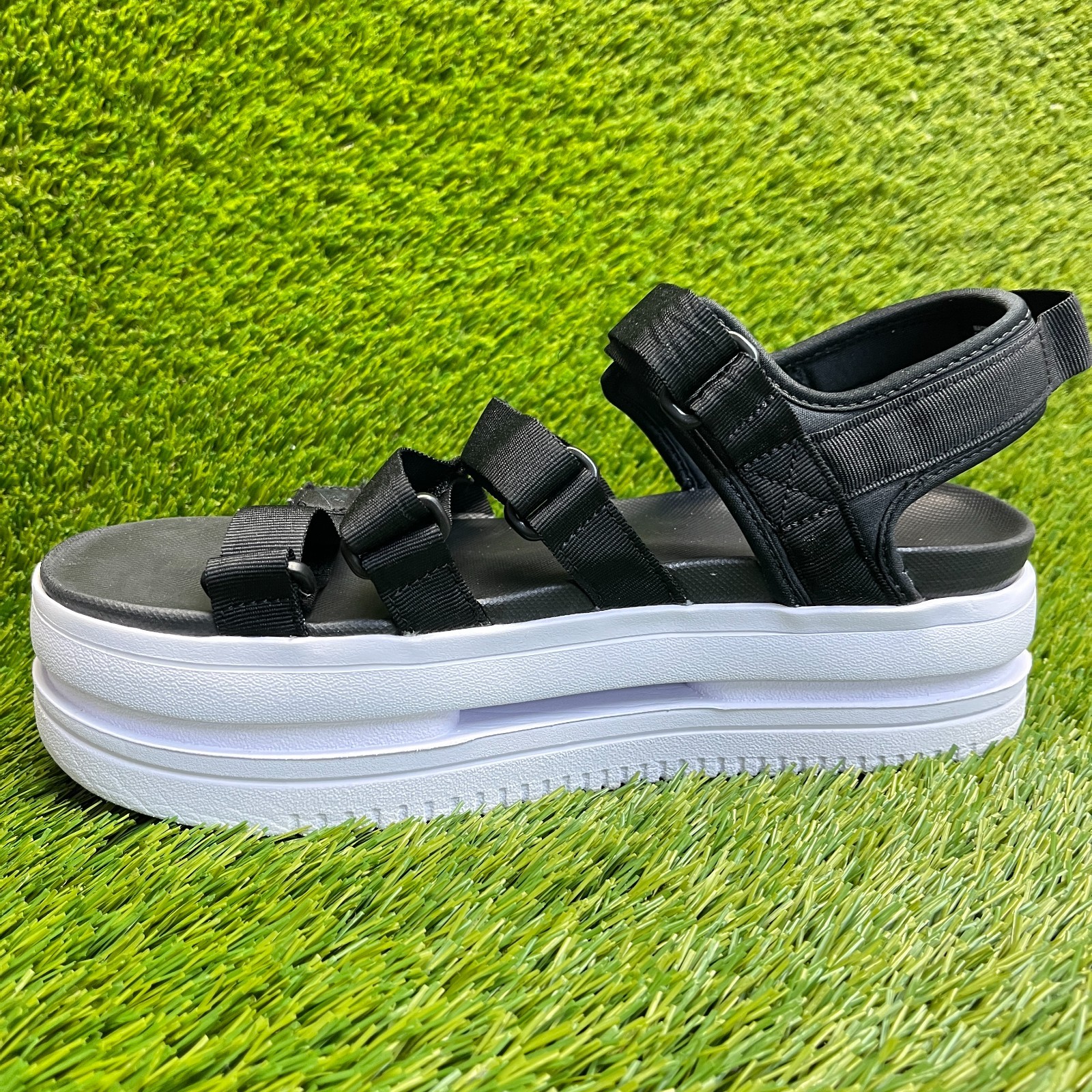 Nike Icon Classic Platform Womens Size 11 Black Beach Outdoor Strappy Sandals