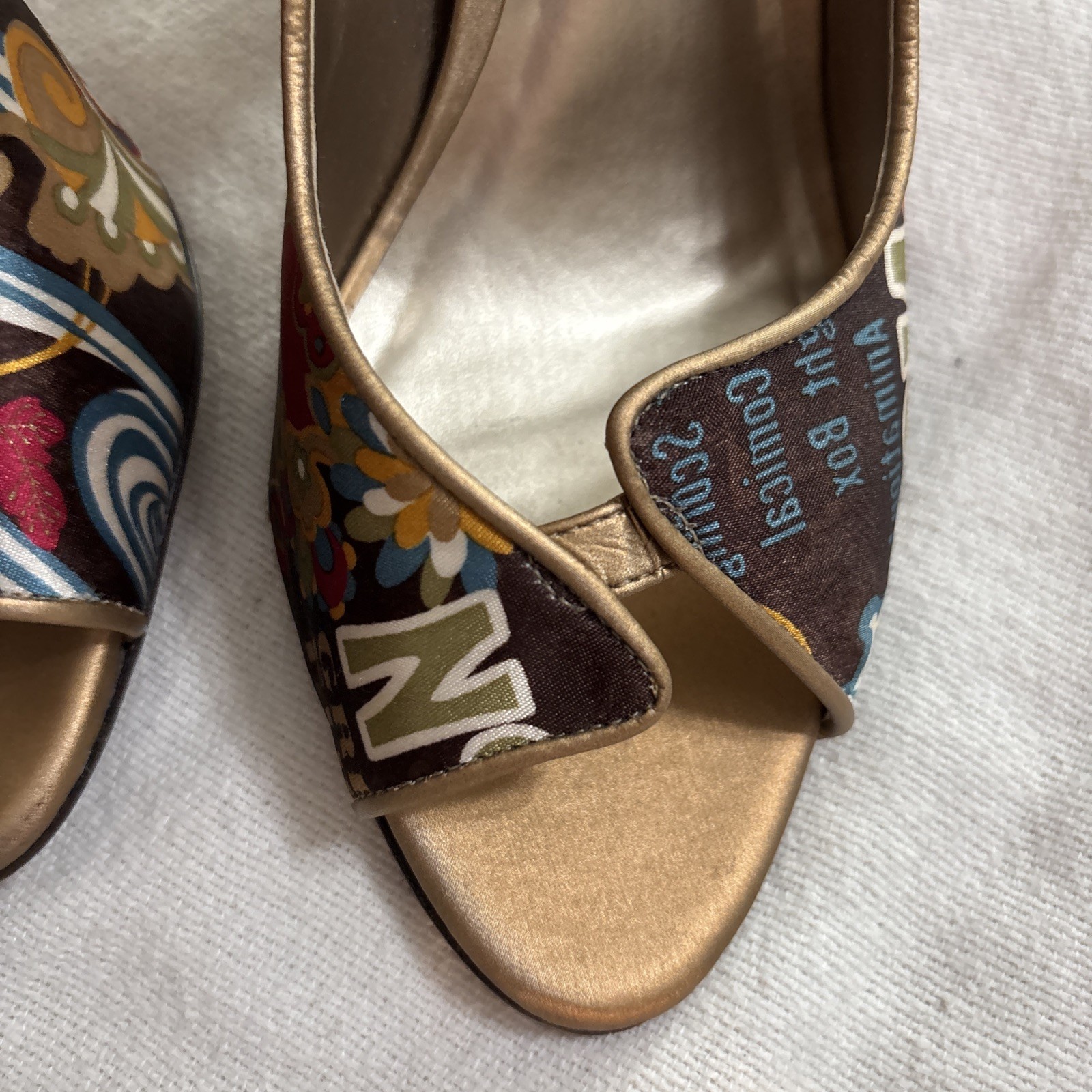 Carlos Santana Pounce Gold Graffiti Print Peep Toe Pumps Artsy Funky Retro 7.5