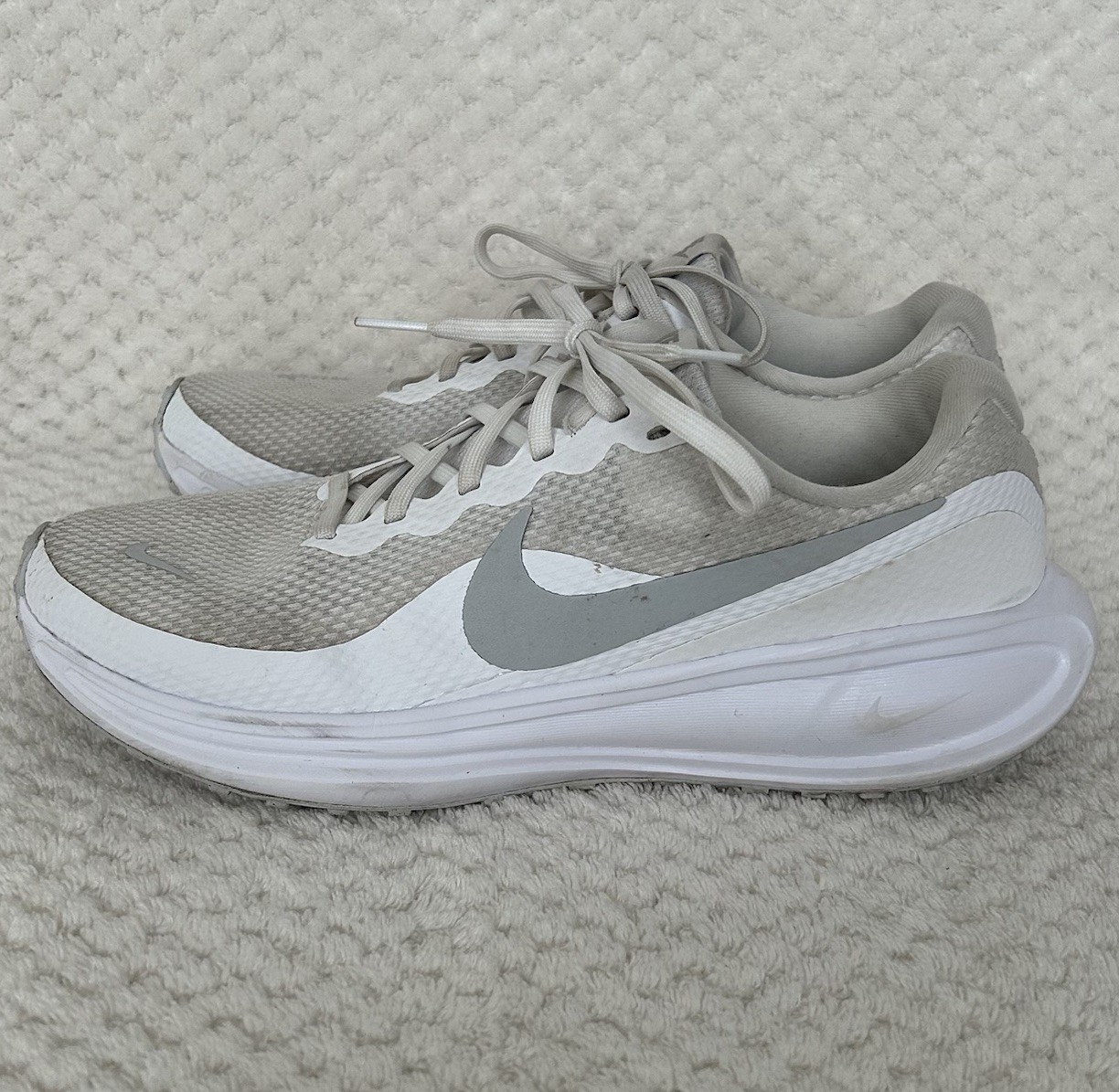 Nike Revolution 8 Womens 9.5 White Gray Running Training Shoe Sneakers Ladies￼