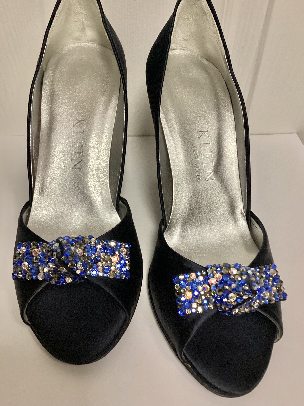 Anne Klein Italy $300 Vtg Open Toe Navy Satin Crystal Bows Heels Shoes Size 7