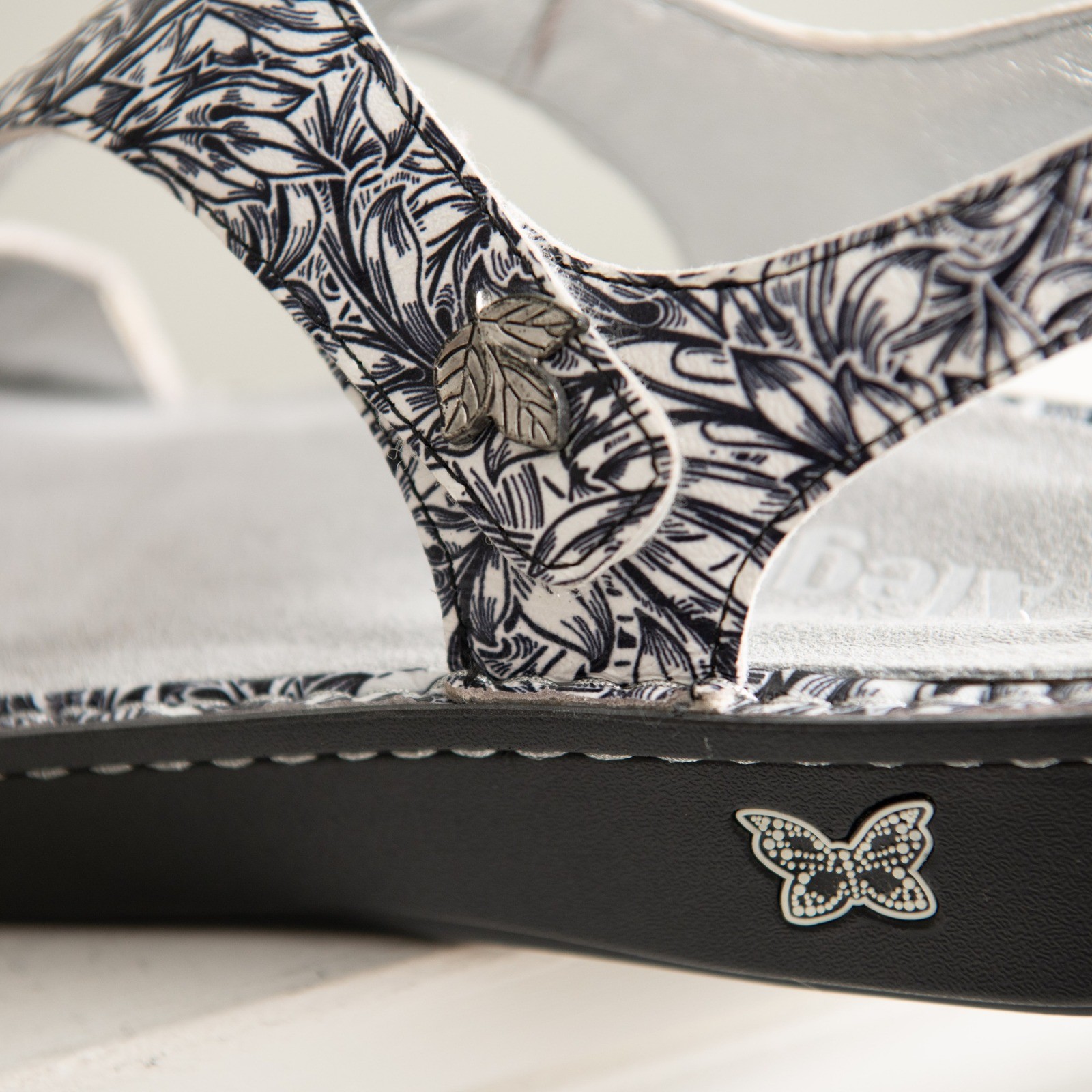 Alegria KEN-769 Black White Floral NEW Sz 10.5 Ergonomic Nurse Wearable Art Boho