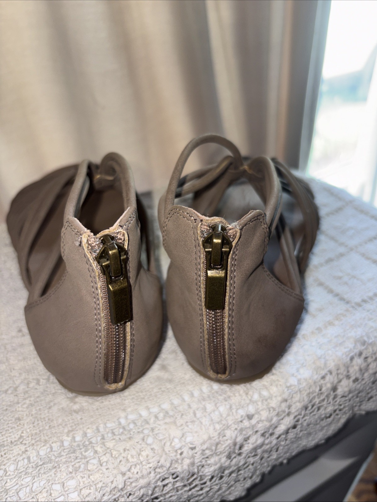 Adam Tucker Me Too Women’s Cali 5 Gray Strappy Sandals Size 7 M Beige Leather