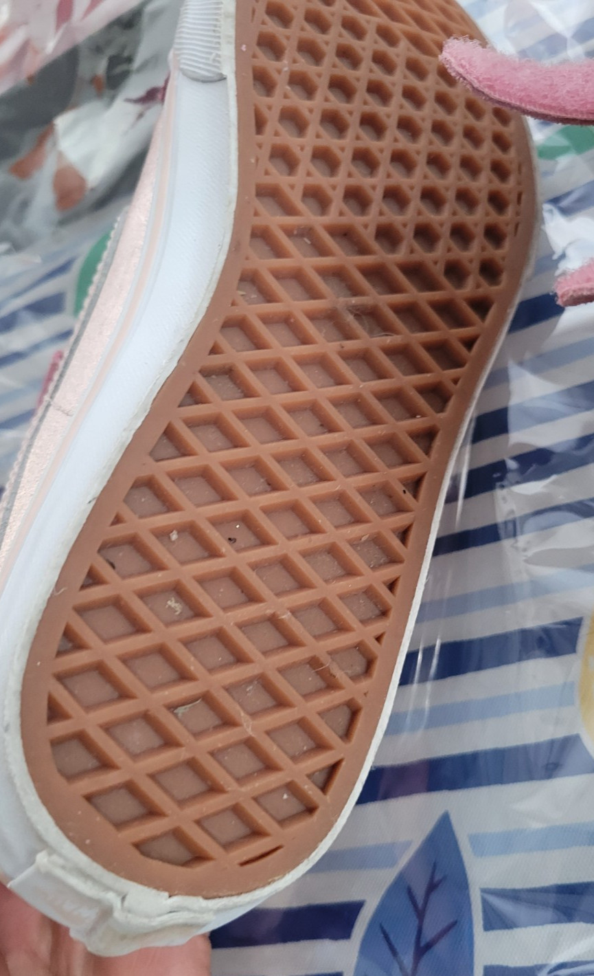 Vans women’s size (7) color pink two tone metallic