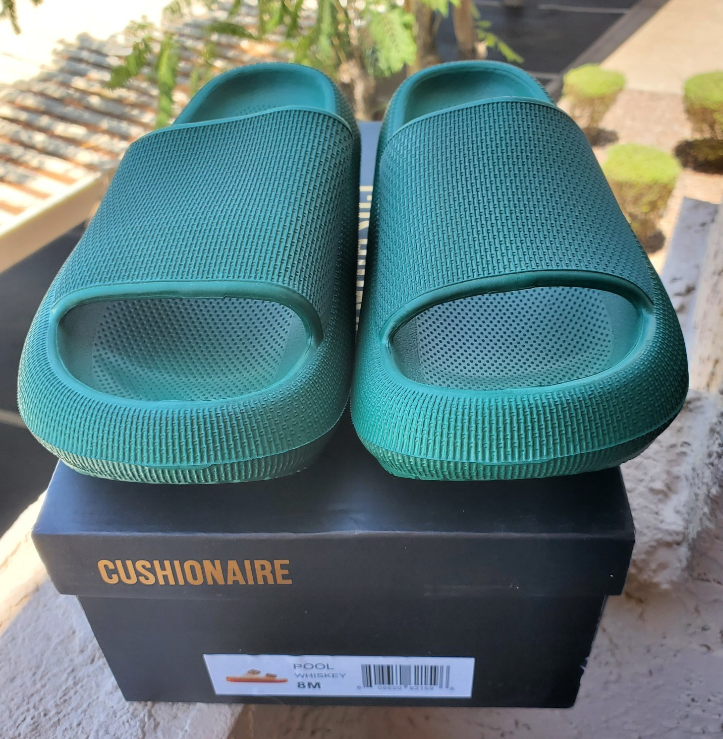 CUSHIONAIRE Feather Cloud Recovery Slide Sandals Green Women’s Size 8 NIB