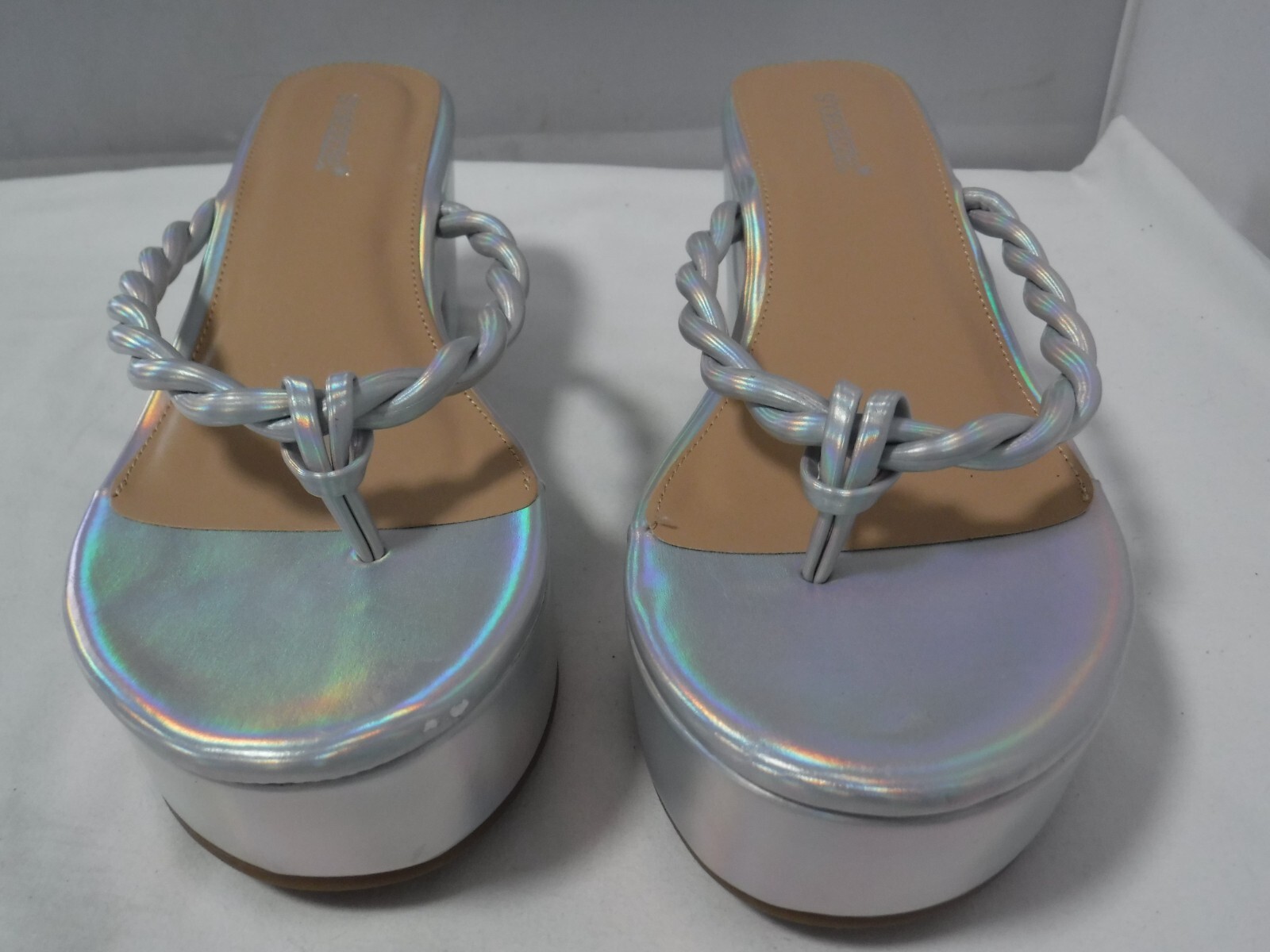 PF3 Women’s NWOB Shoedazzle MIRRI White Iridescent Thong Chunky Platform Sandals