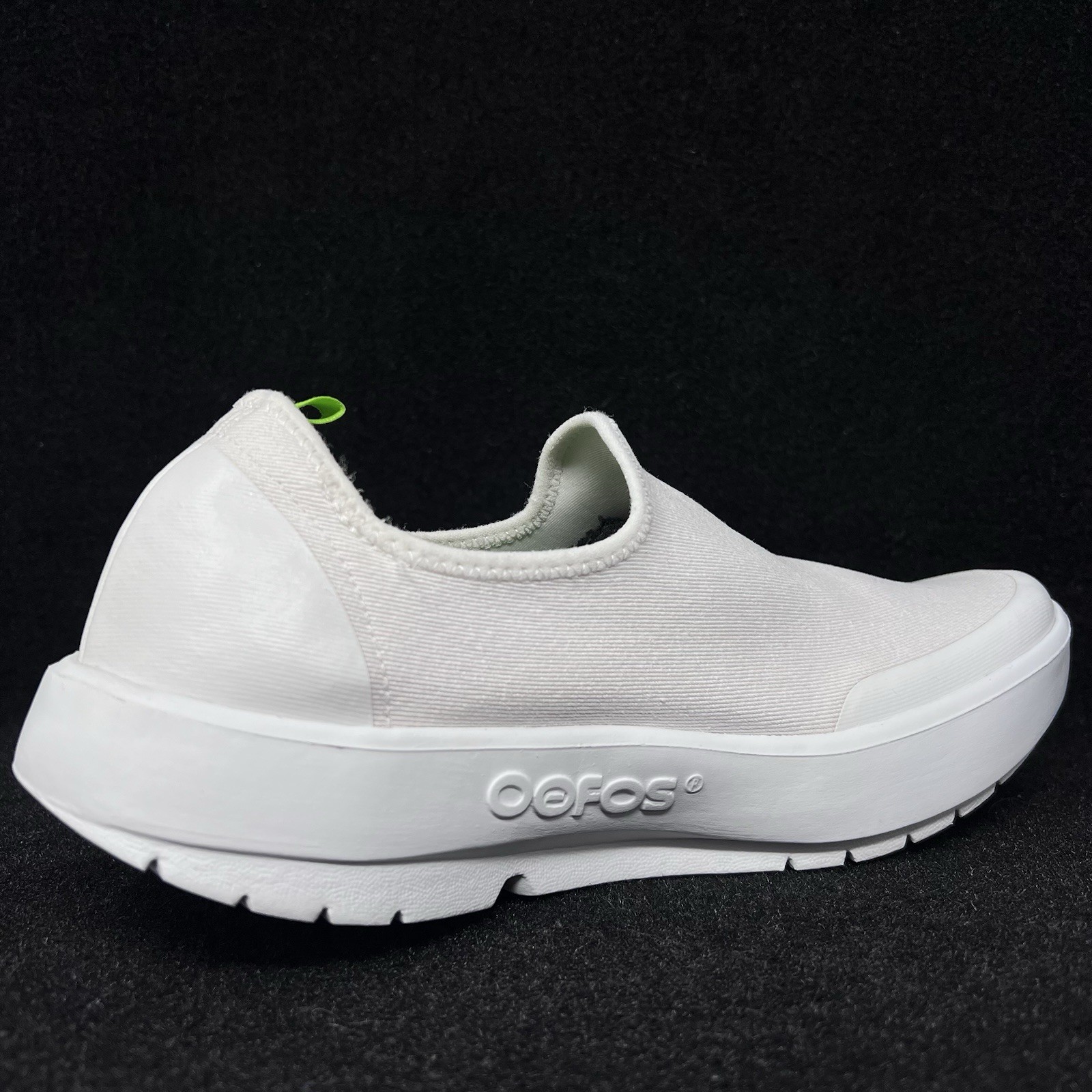 OOFOS OOmg eeZee Women’s Size 8.5 All White Casual Recovery Slip Ons.