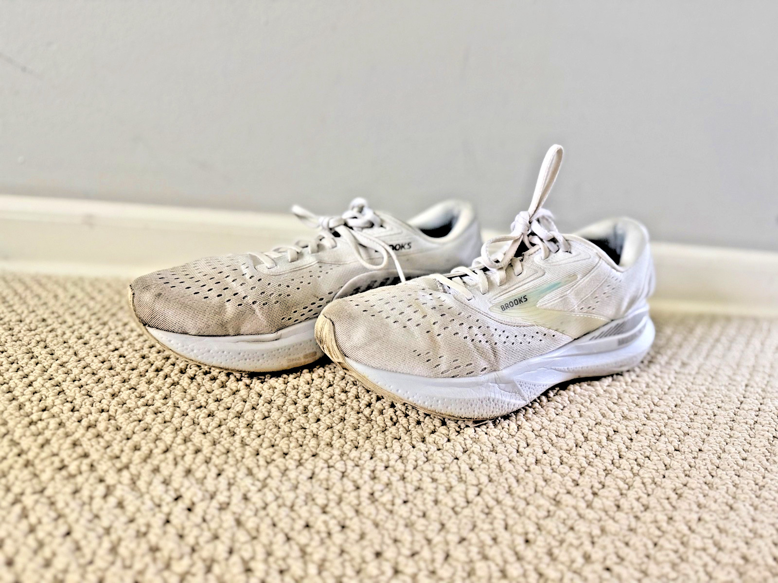 Brooks Running Shoes Women’s Size 11 White Sneakers Athletic Walking and Running