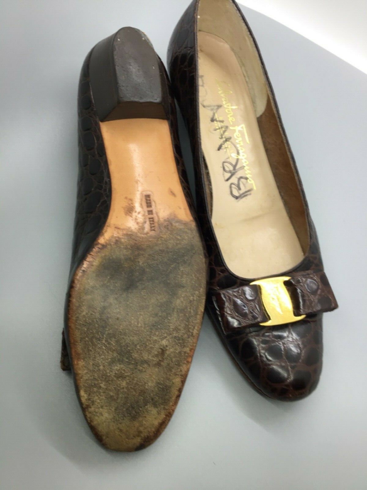 Salvatore Ferragamo Vintage Brown Alligator Print Leather Vara Bow Pumps 8.5AAA