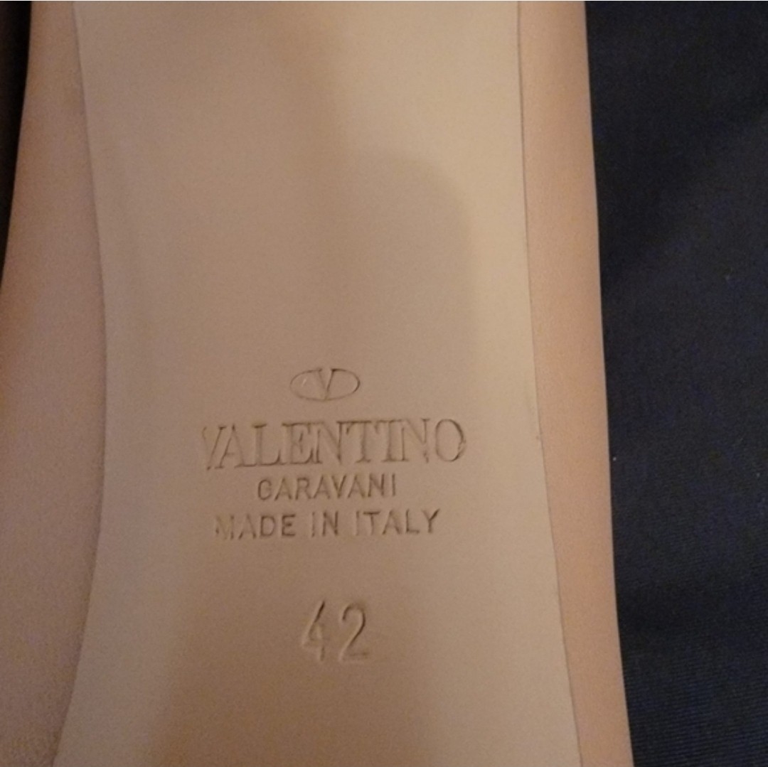 Valentino Garavani Rockstud Pointed Toe Pump Heels Beige/Black Leather 42