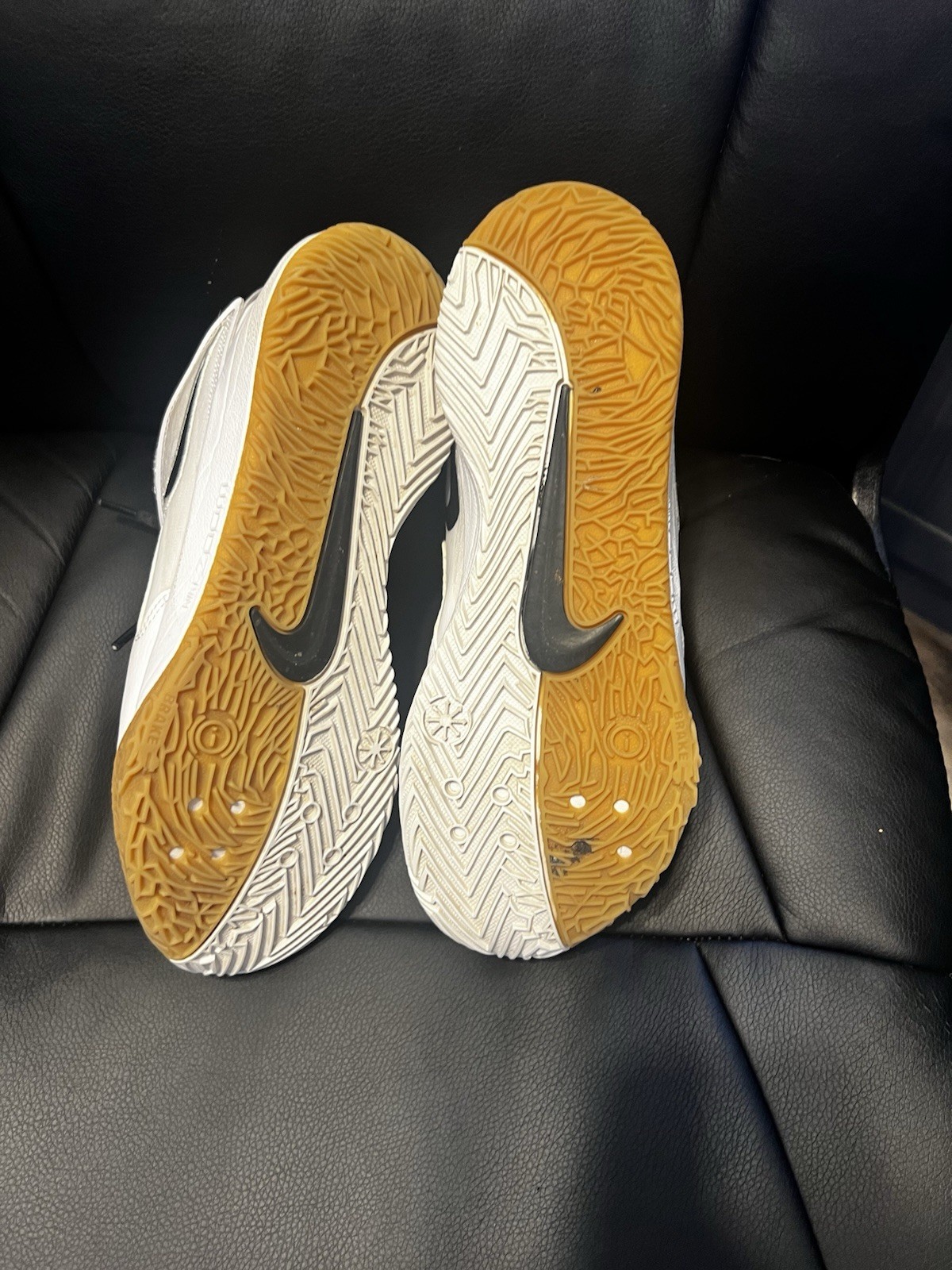 Nike White Women’s Volleyball Shoes Size 7 Excellent Condition
