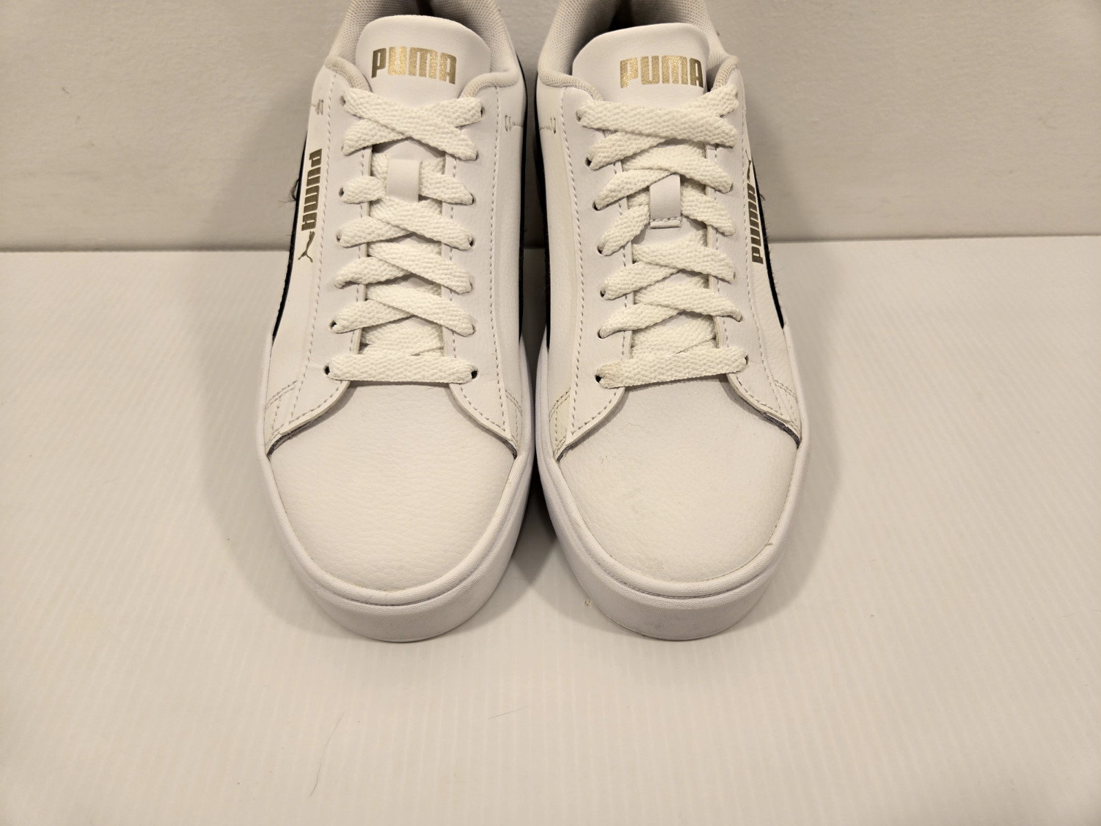 WORN ONCE! Womens Leather PUMA SMASH V3 PLATFORM Sneakers – Shoes Size US 7 M
