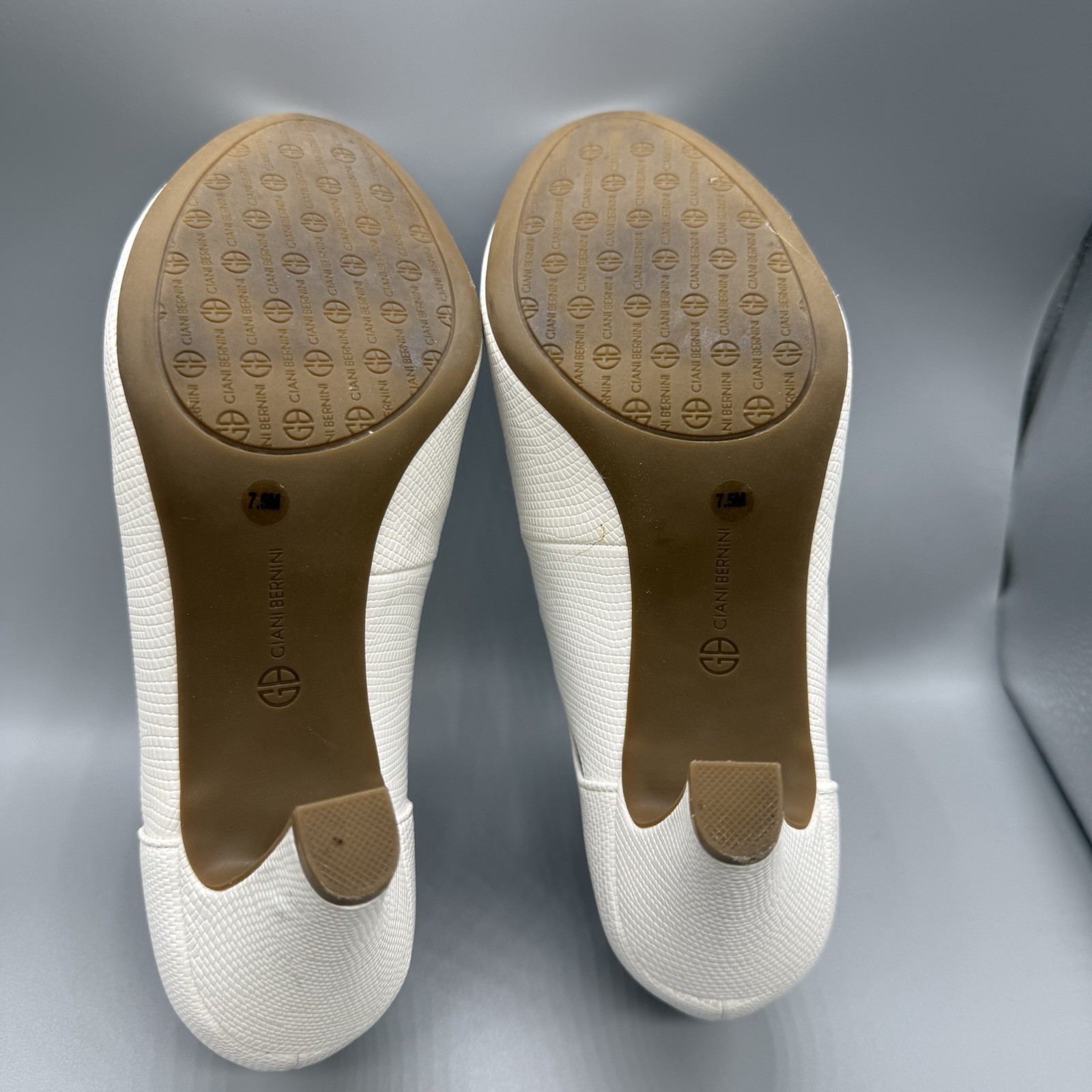Giani Bernini Retro Style White Mary Jane Textured Heels Size 7.5 M