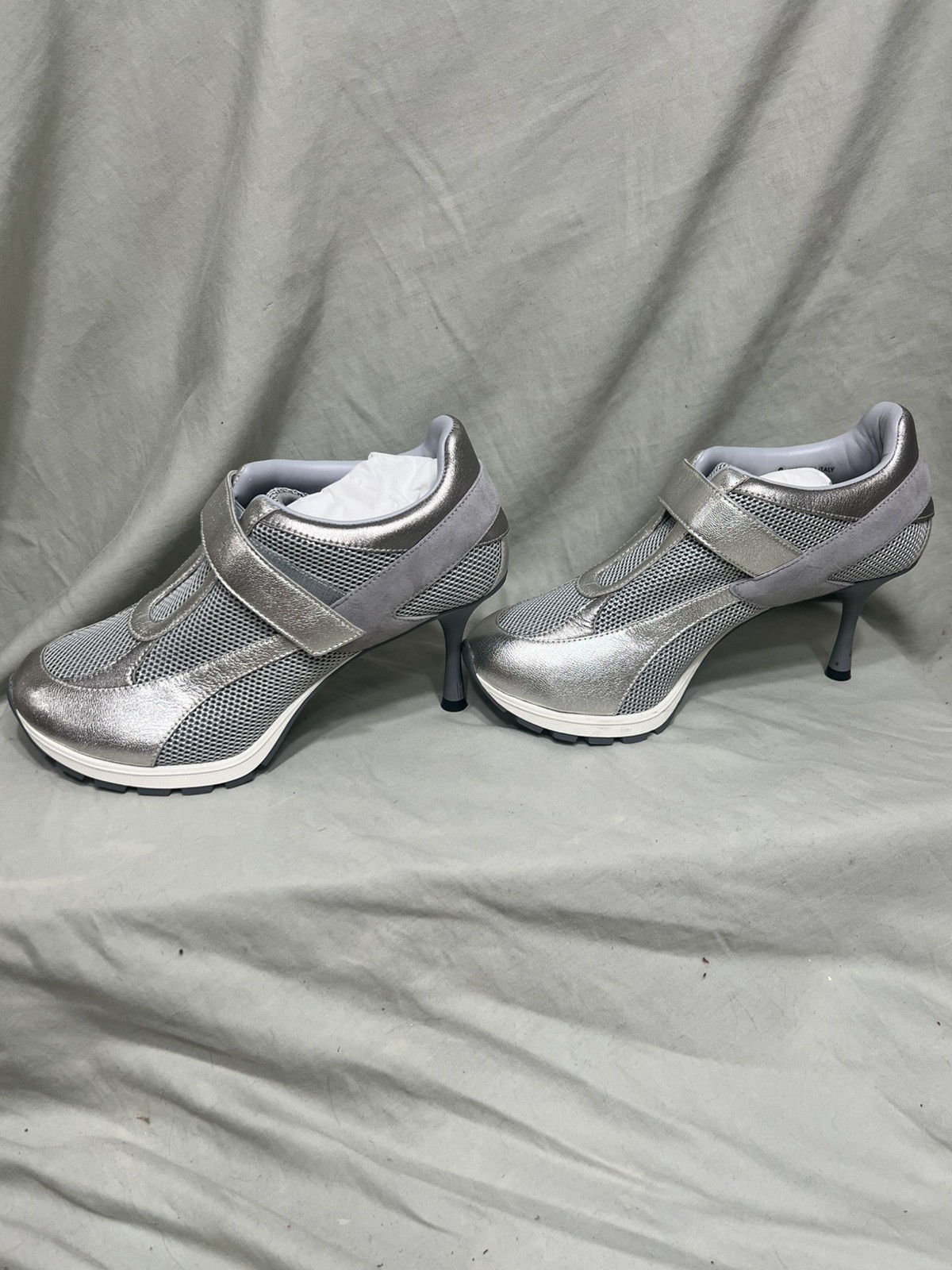 Sneex The Tepper Silver Hy-Heel by Sneex – Size 9W – Mint