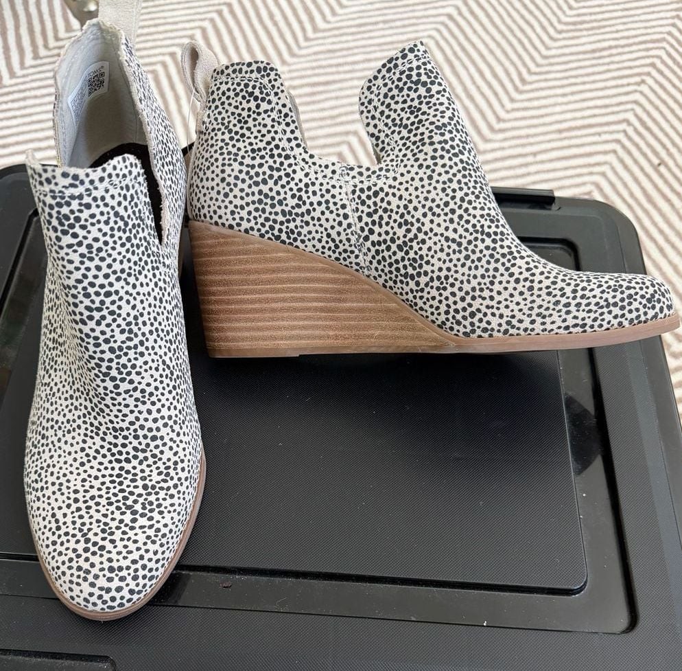 TOMS Women’s Kallie Wedge Booties in Mini Cheetah Print Suede size 8