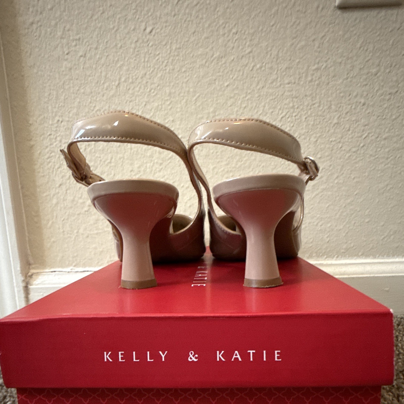 Kelly & Katie Women’s Beige Patent Leather Slingback Pointed Toe Kitten 7.5