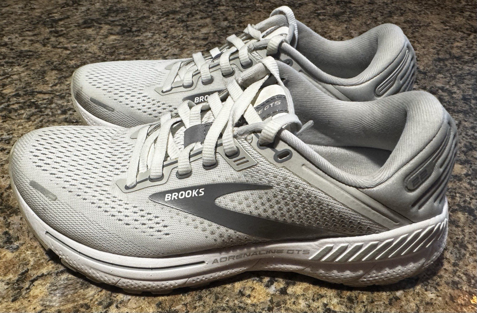 BROOKS ADRENALINE GTS 22 Size 6.5B Medium Width White & Gray Running Shoes Walk