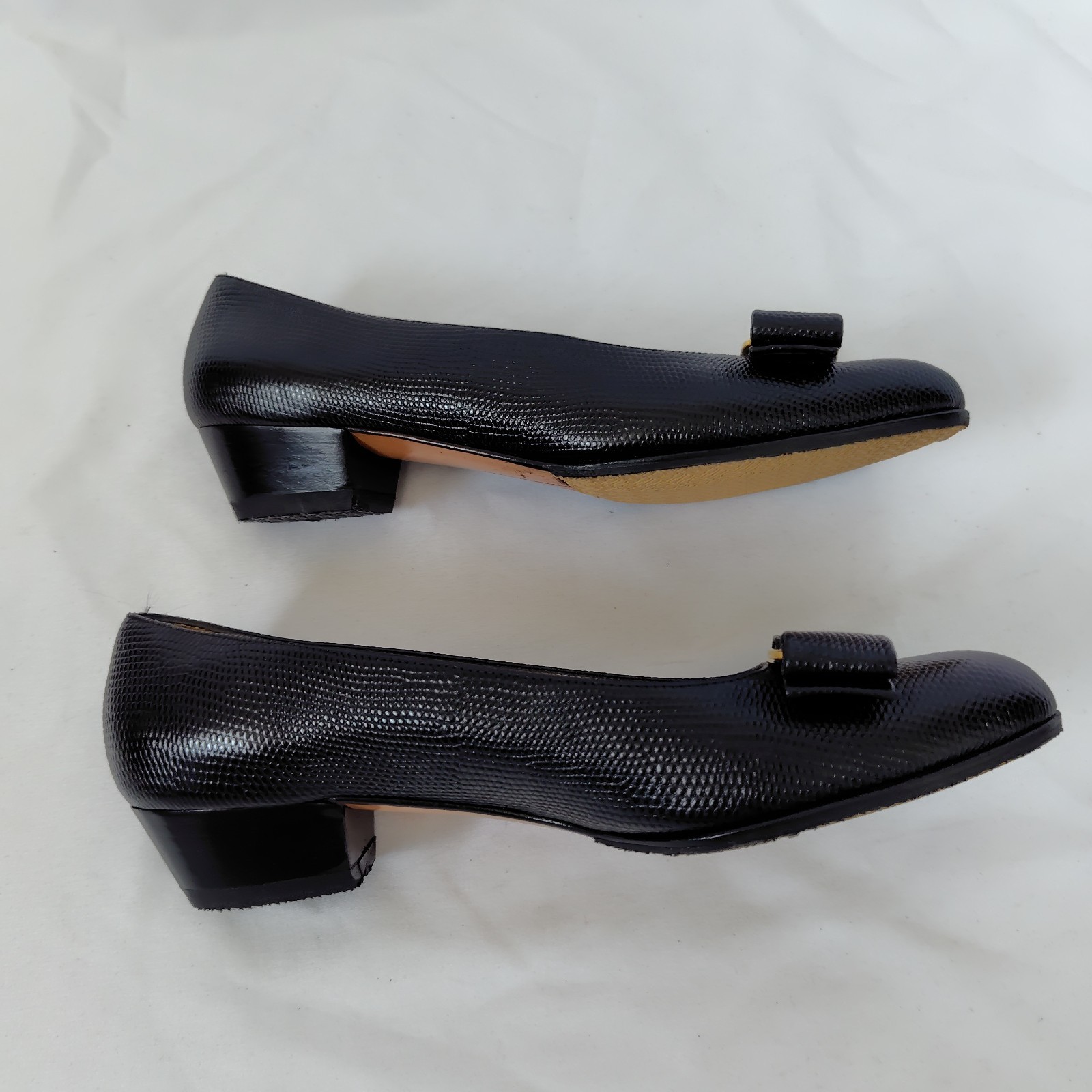 Salvatore Ferragamo Vara Lizard Embossed Black Leather Pumps Size 5.5B EU35.5