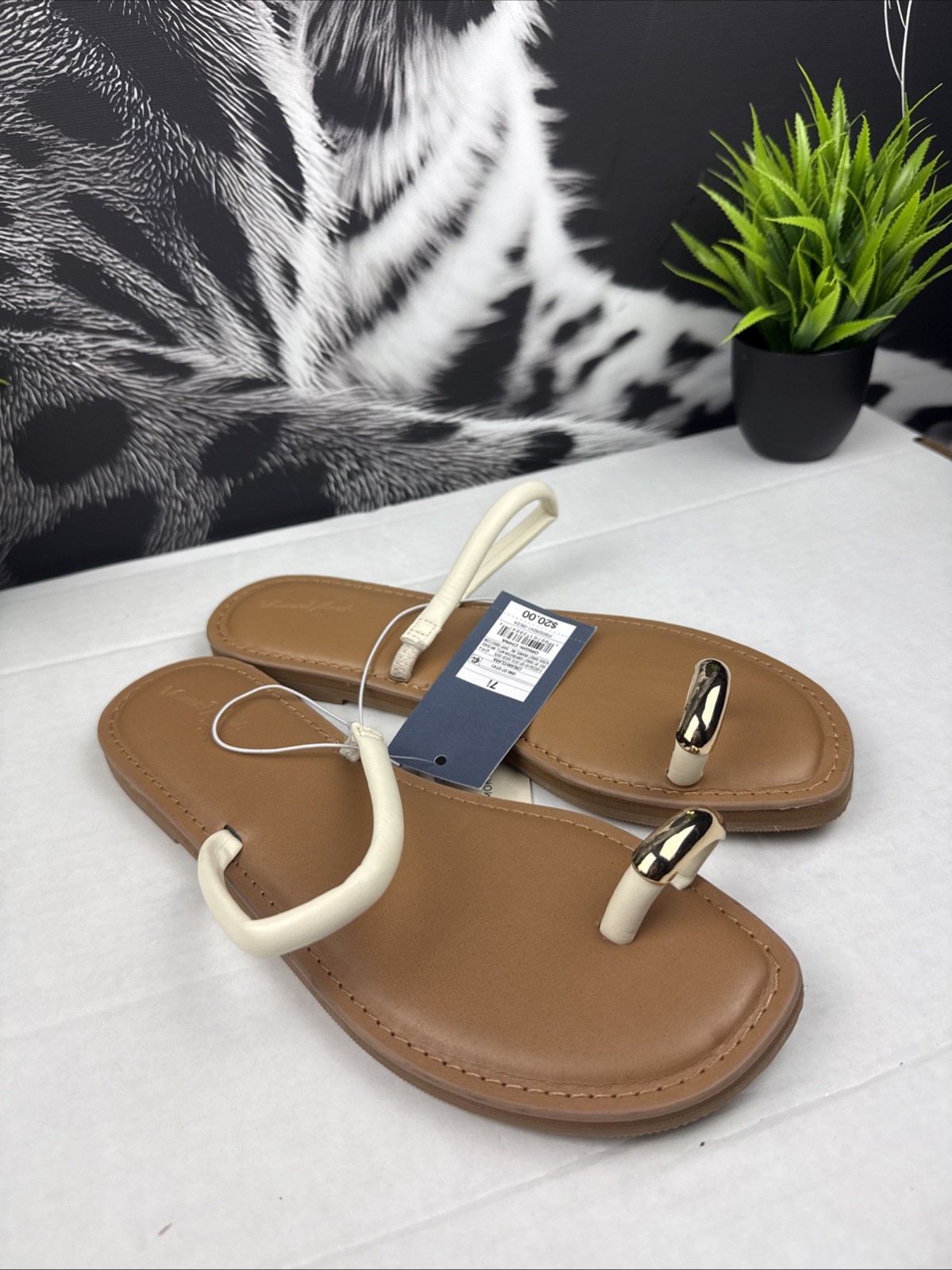 Universal Thread Clara Toe Ring Sandals Cream Gold Metal Ring Flat Size 7.5