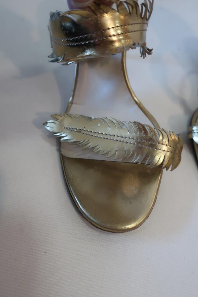 Womens Oscar de la Renta Gold Leather Feather Embellished Heeled Sandals 38 US/8