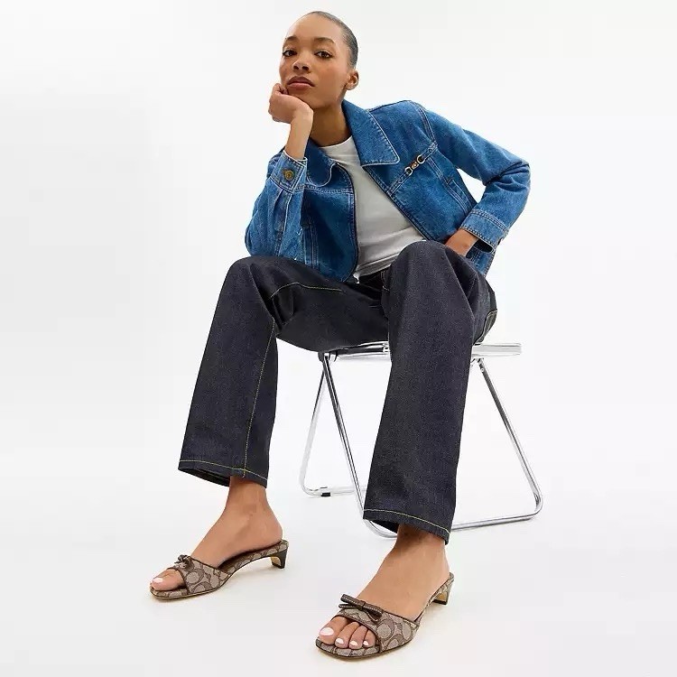 NEW COACH Women’s Bow Kitten Heel Sandal In Signature Jacquard Oak/Maple CEE09