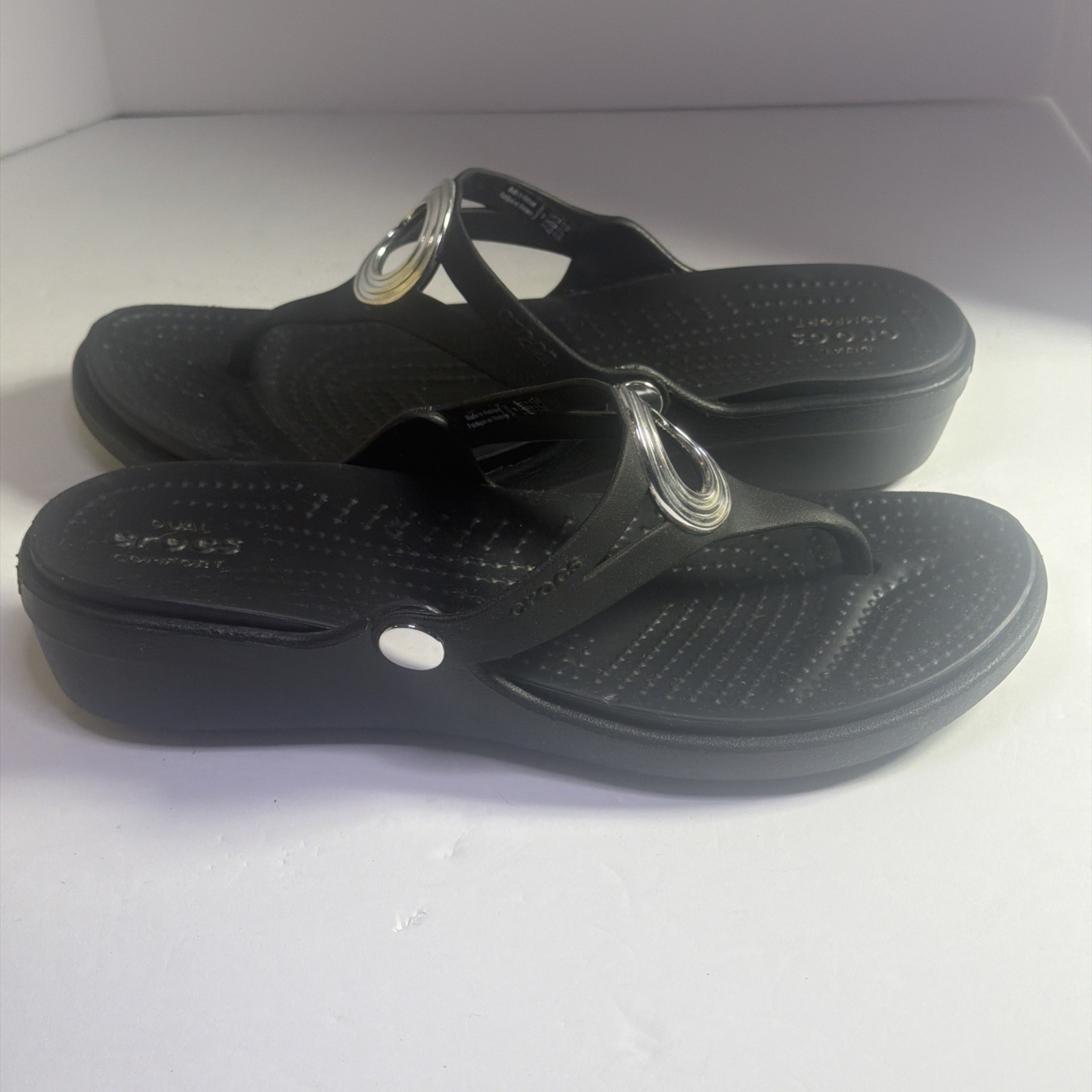 CROCS Womens Sanrah Silver Ring Wedge Sandals Black Size 8 Excellent Condition