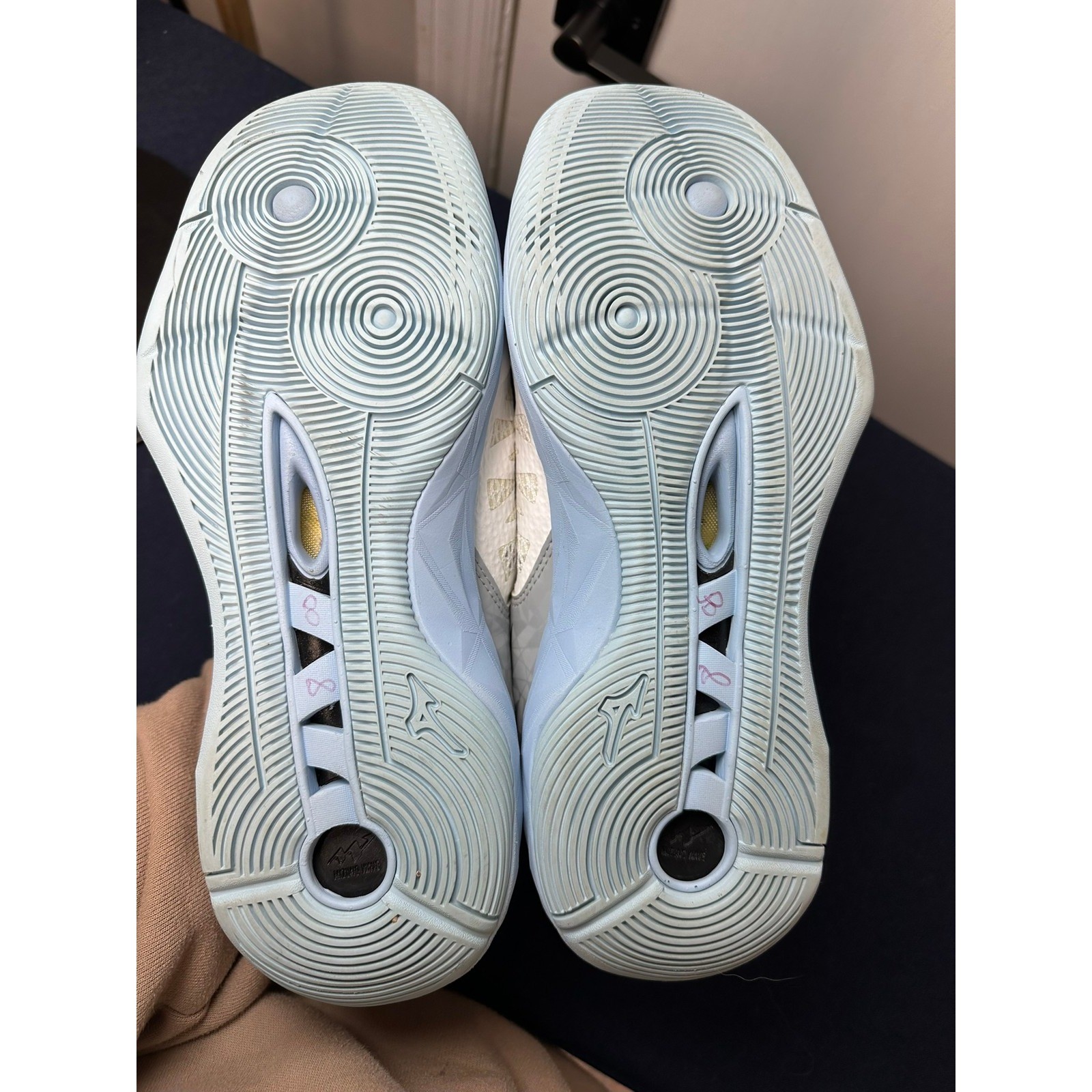 Mizuno | White/Blue Wave Momentum Athletic Volleyball Shoes | Size Women’s 10
