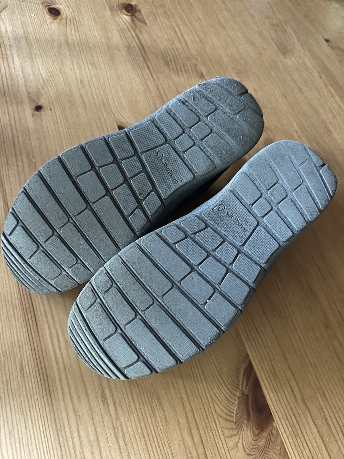 Baretraps womens sports sandals size 7.5m memory foam sole