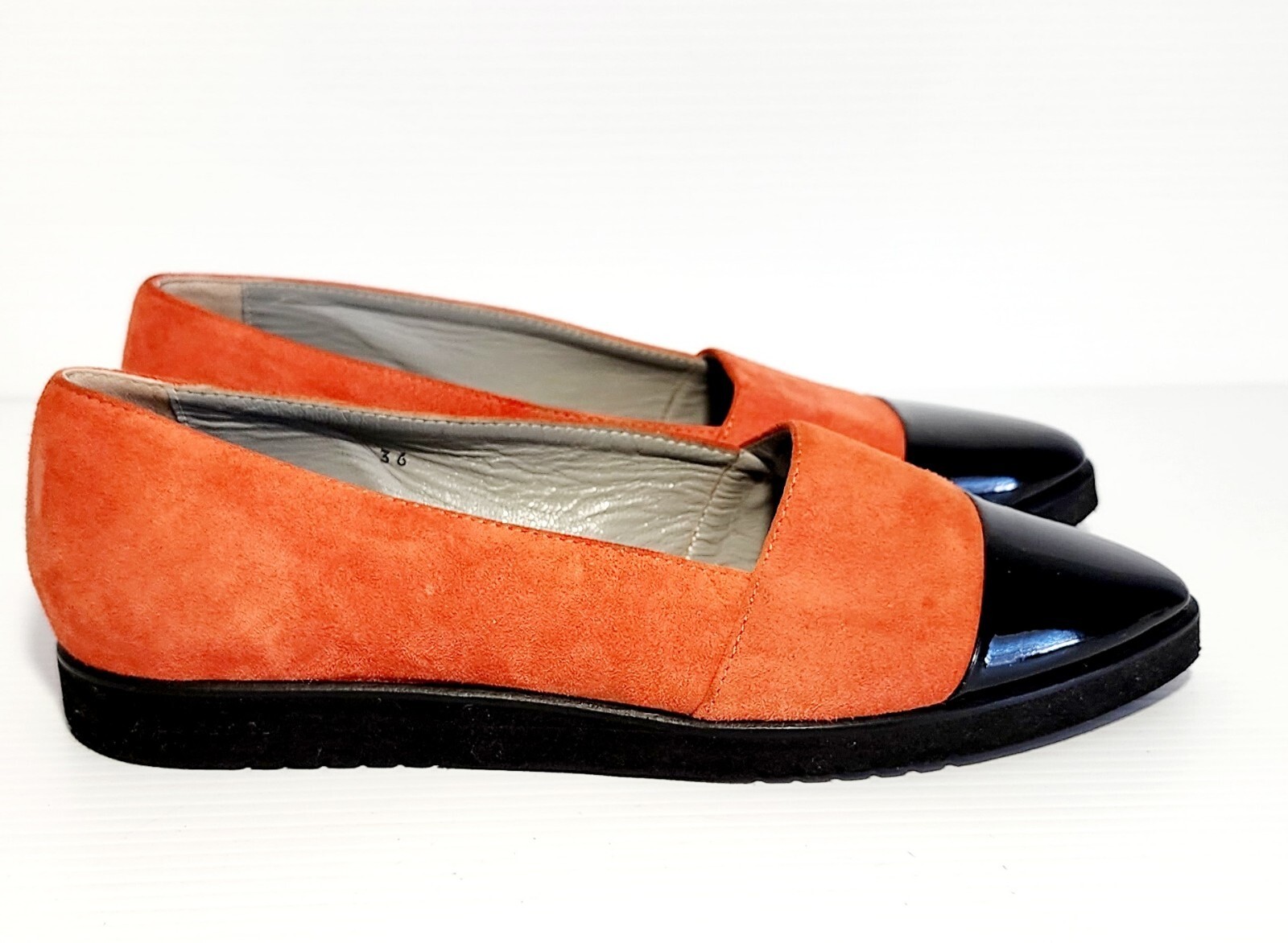 La Badia Vintage Women Flat Shoes Size 5.5 Orange Close Toe Slip On Suede