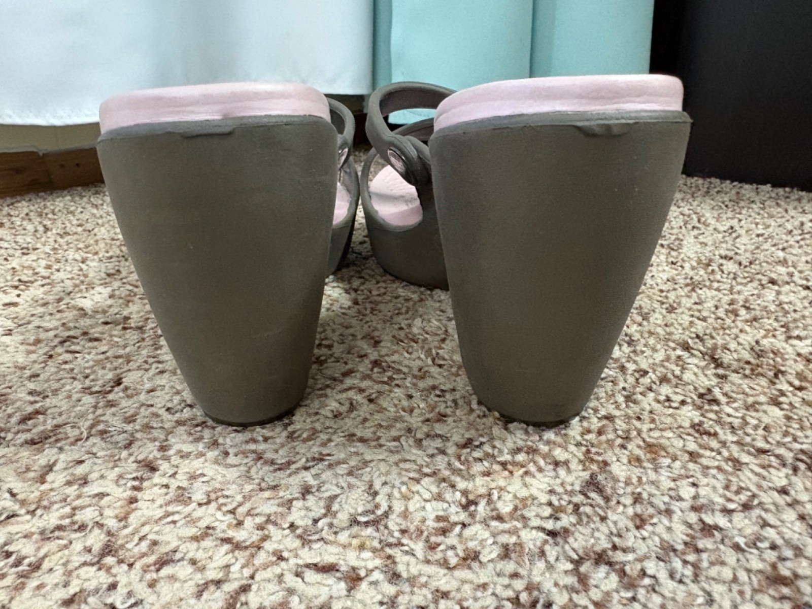 CROCS WOMENS BROWN SLIP ON COMFORT HEELS WITH LIGHT PINK TEXTURED SOLES SIZE W 7