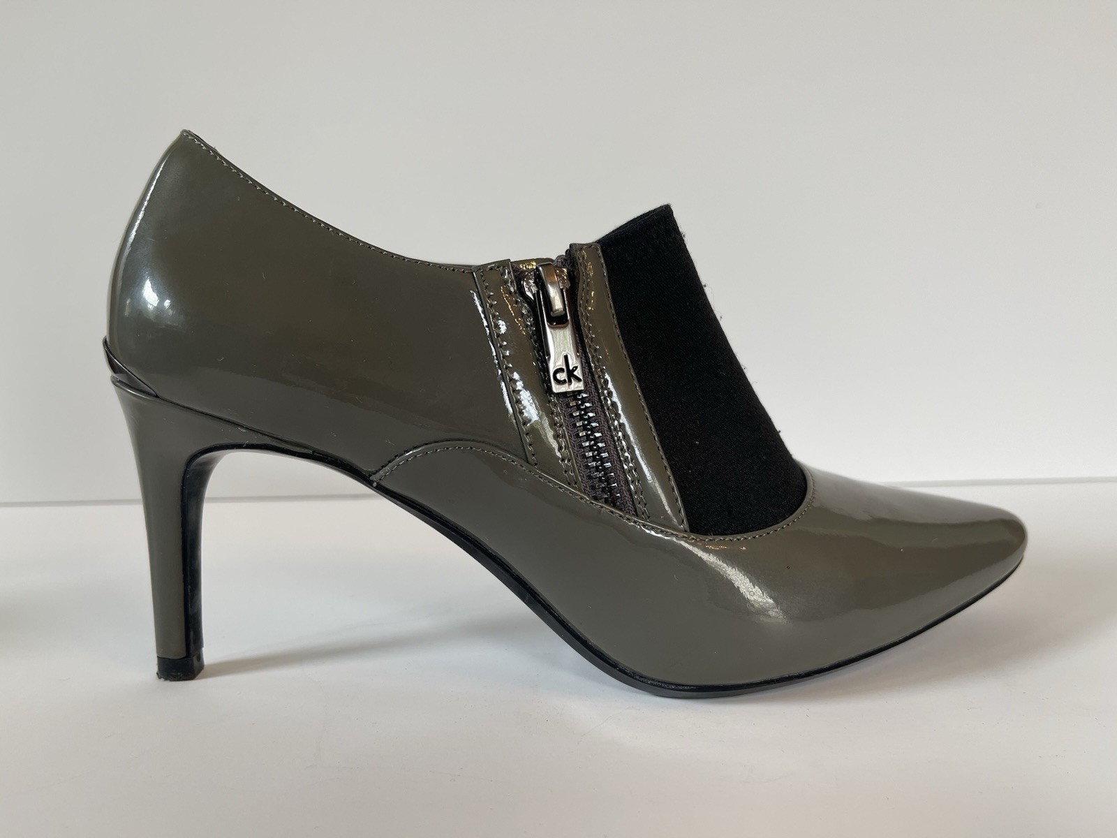 Calvin Klein Women’s Gray Patent Leather Ankle Boots Jalana Heels Zipper Sz 7.5