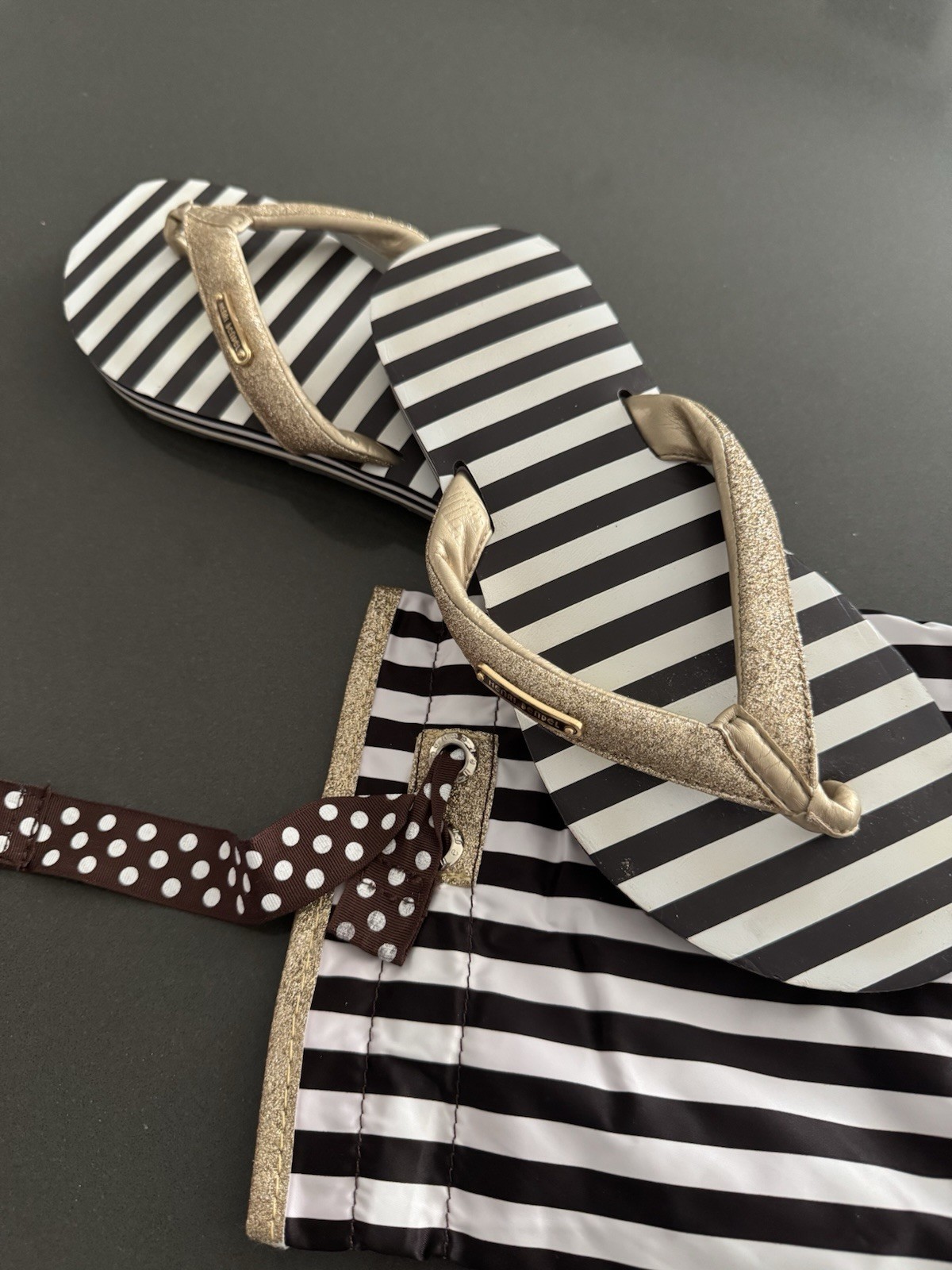 NEW Vtg Henri Bendel Signature GOLD Brown White Striped Flip Flops SZ 9/10 w/Bag
