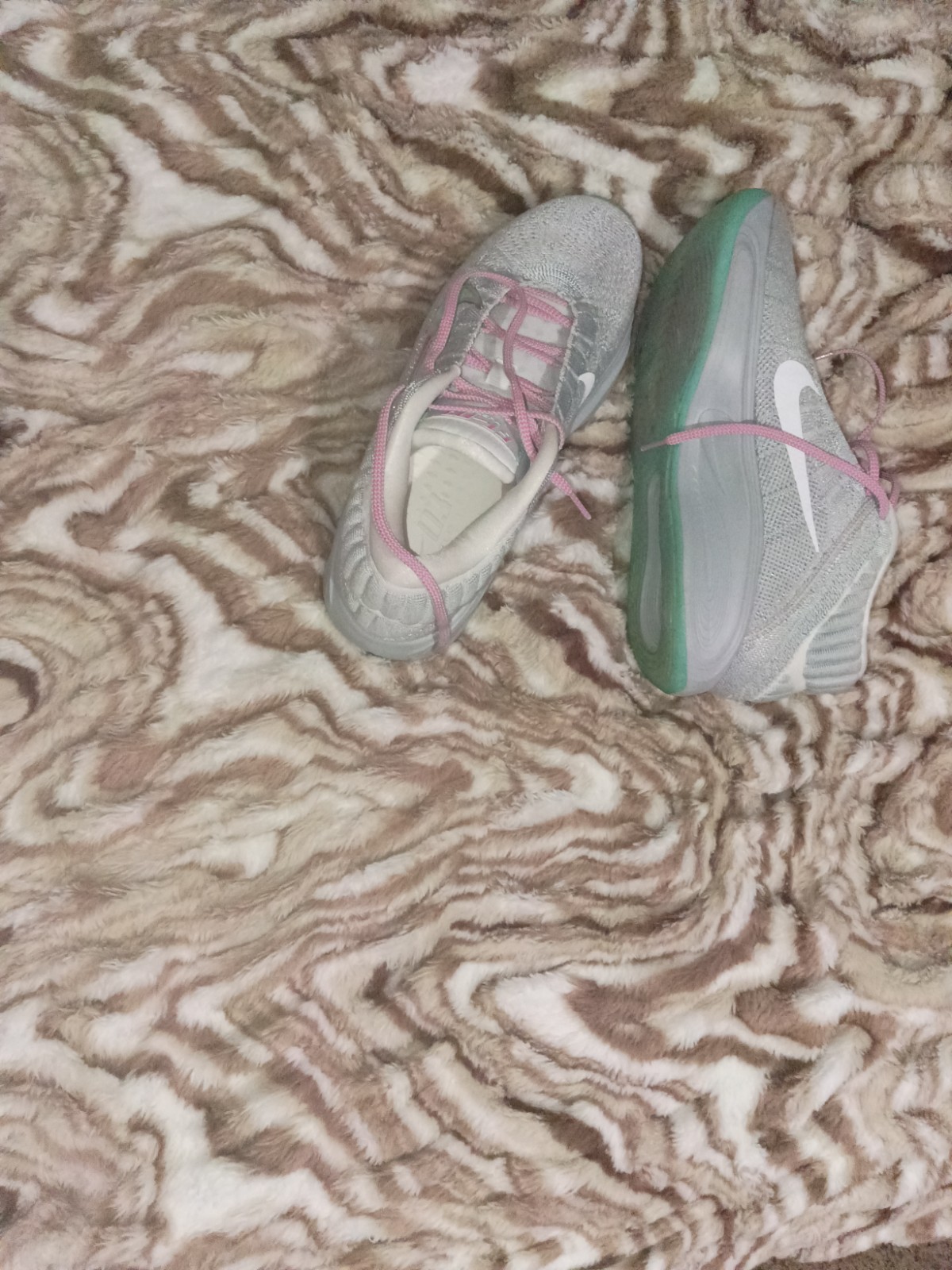 Nike Hustle GT3 Knit Low Top Sneakers Gray Pink Laces Mint Sole New Box